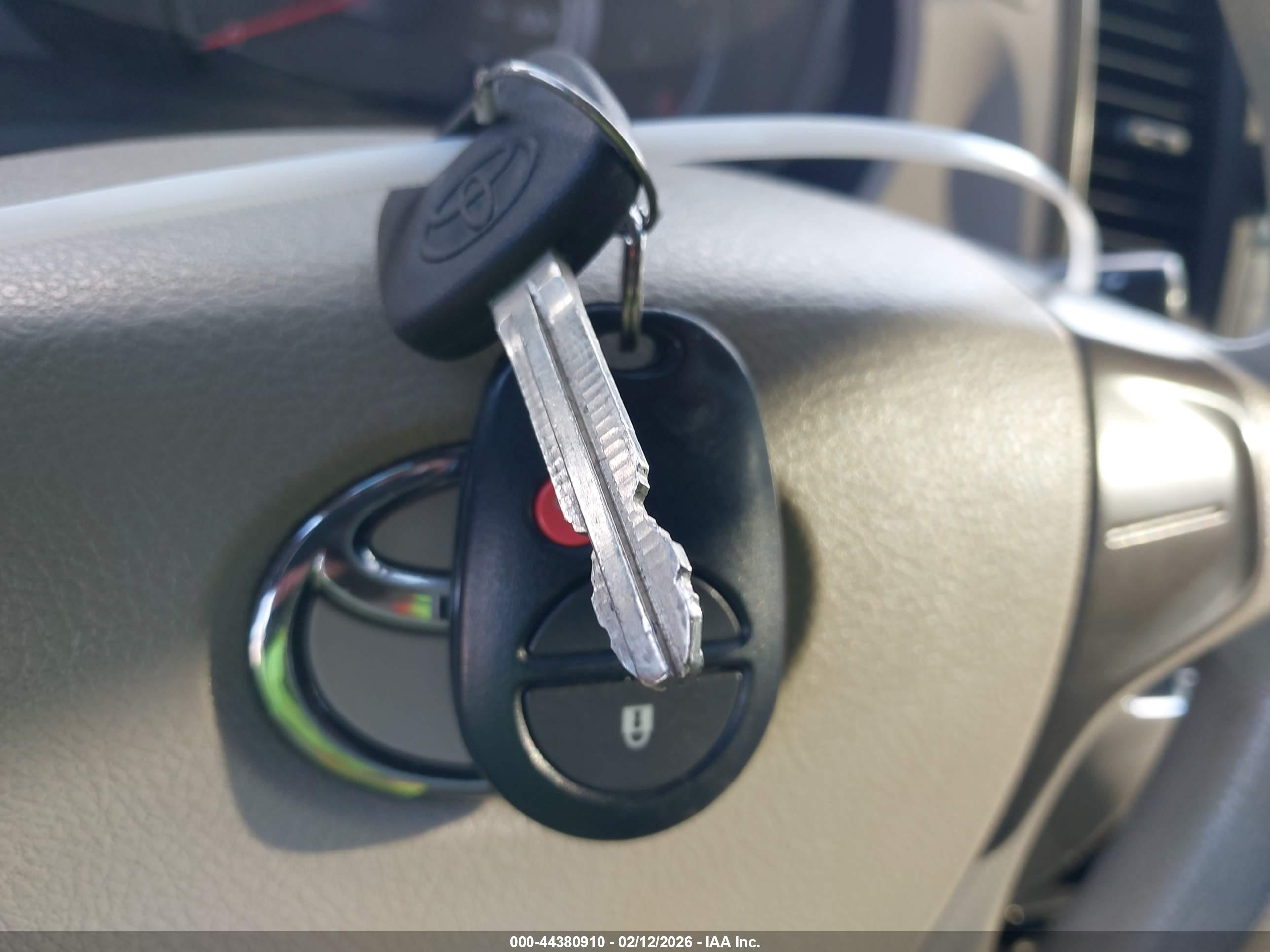 TOYOTA SIENNA image 11
