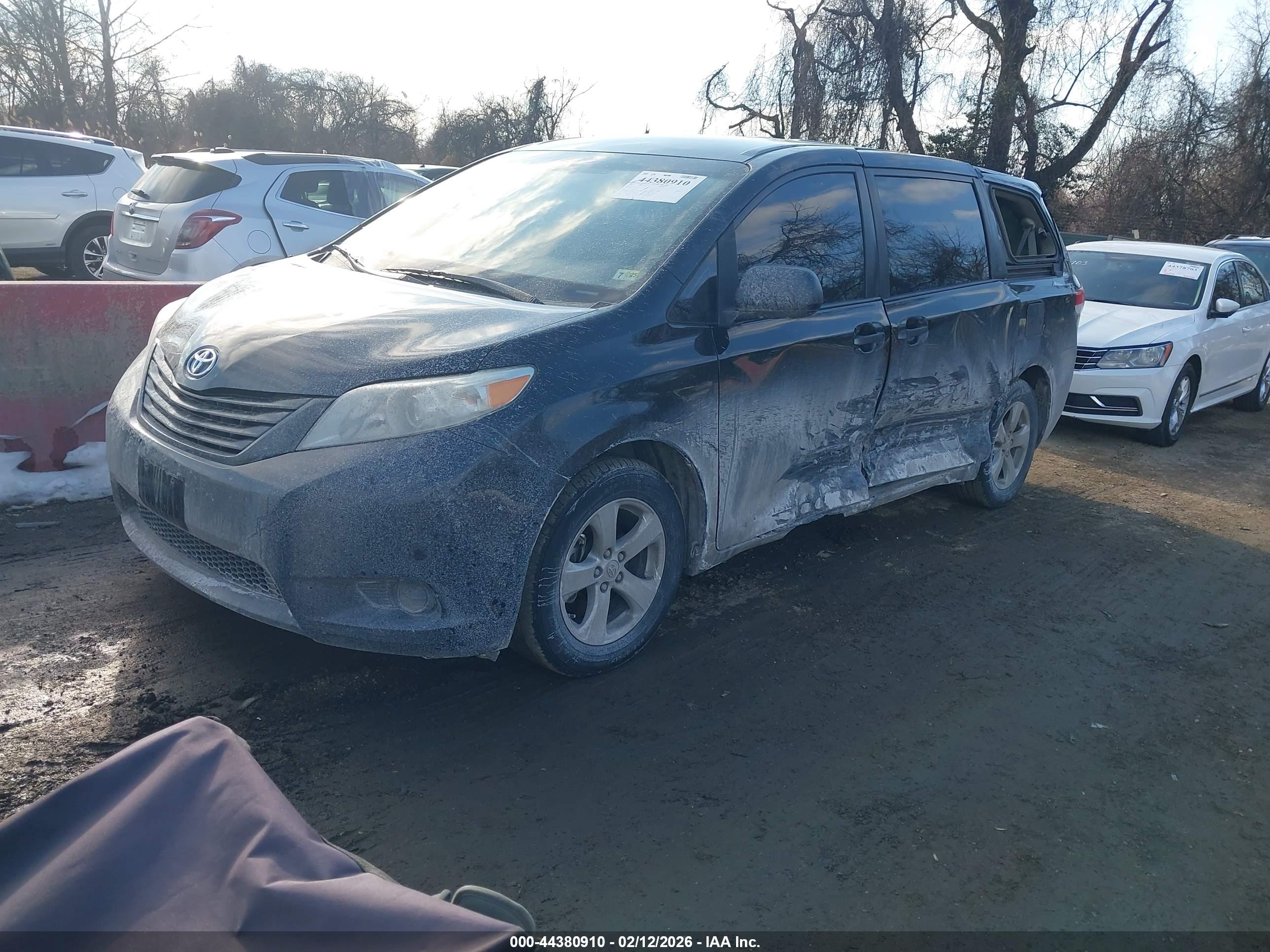 TOYOTA SIENNA image 2