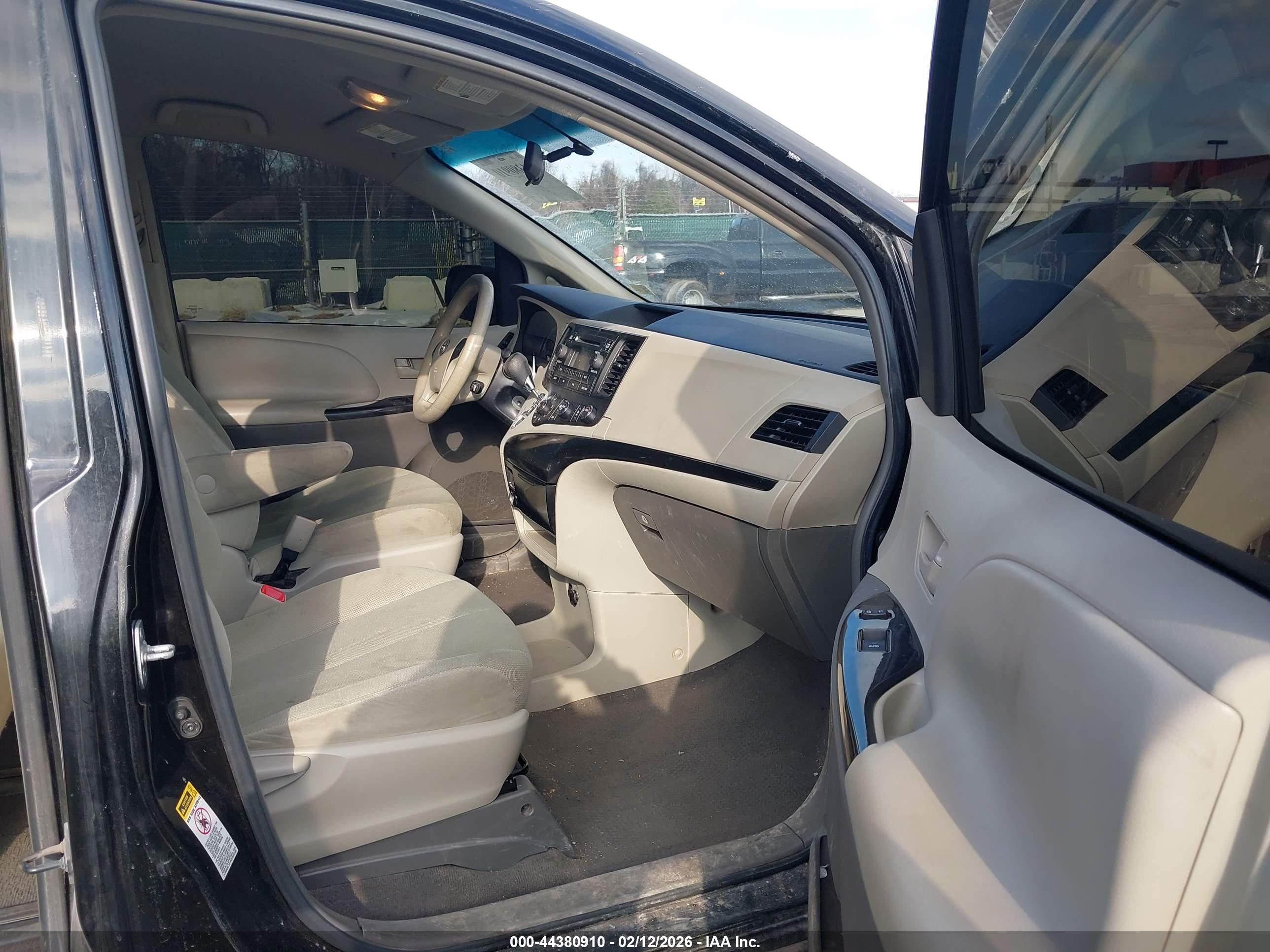 TOYOTA SIENNA image 5