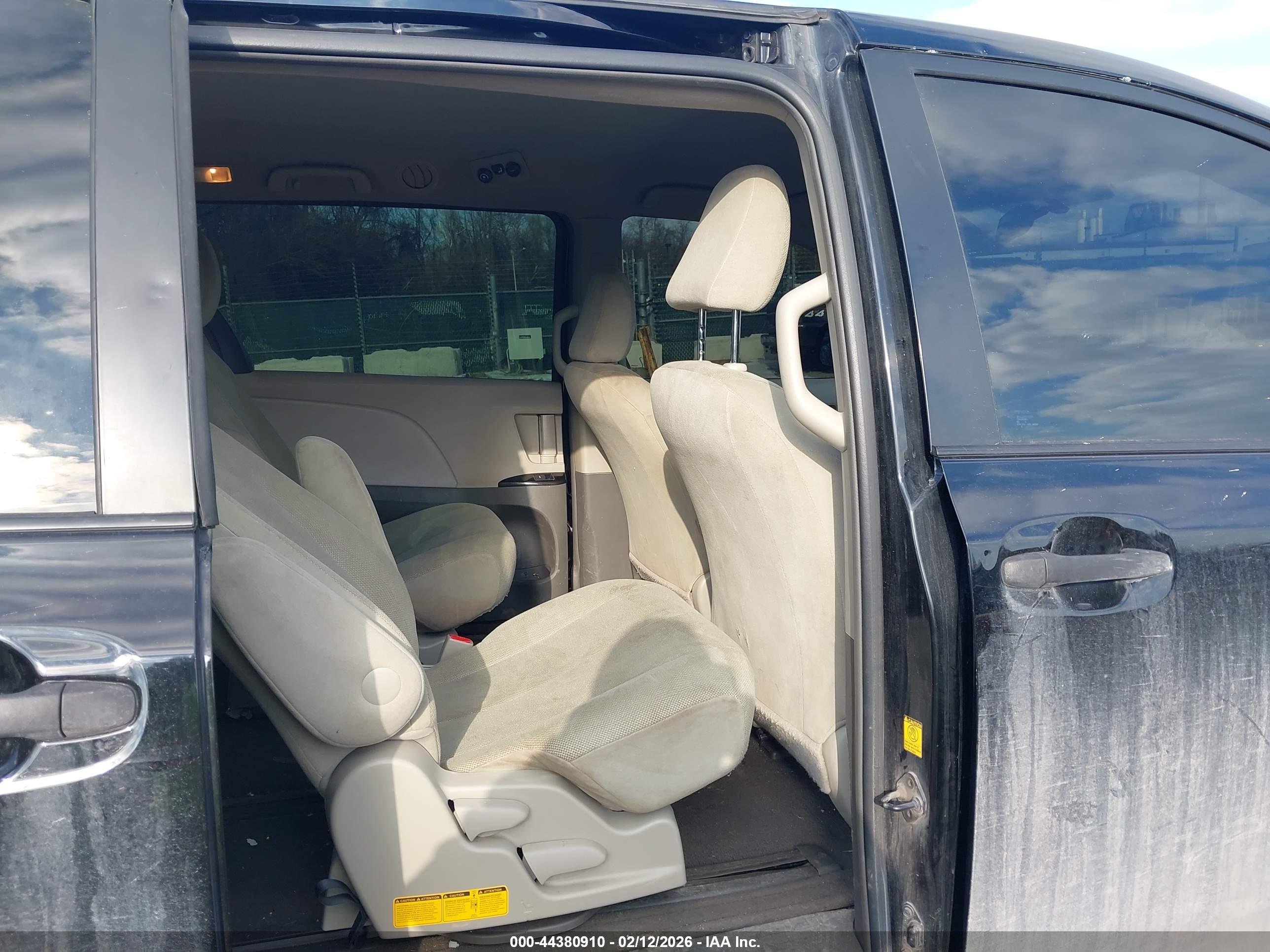 TOYOTA SIENNA image 8