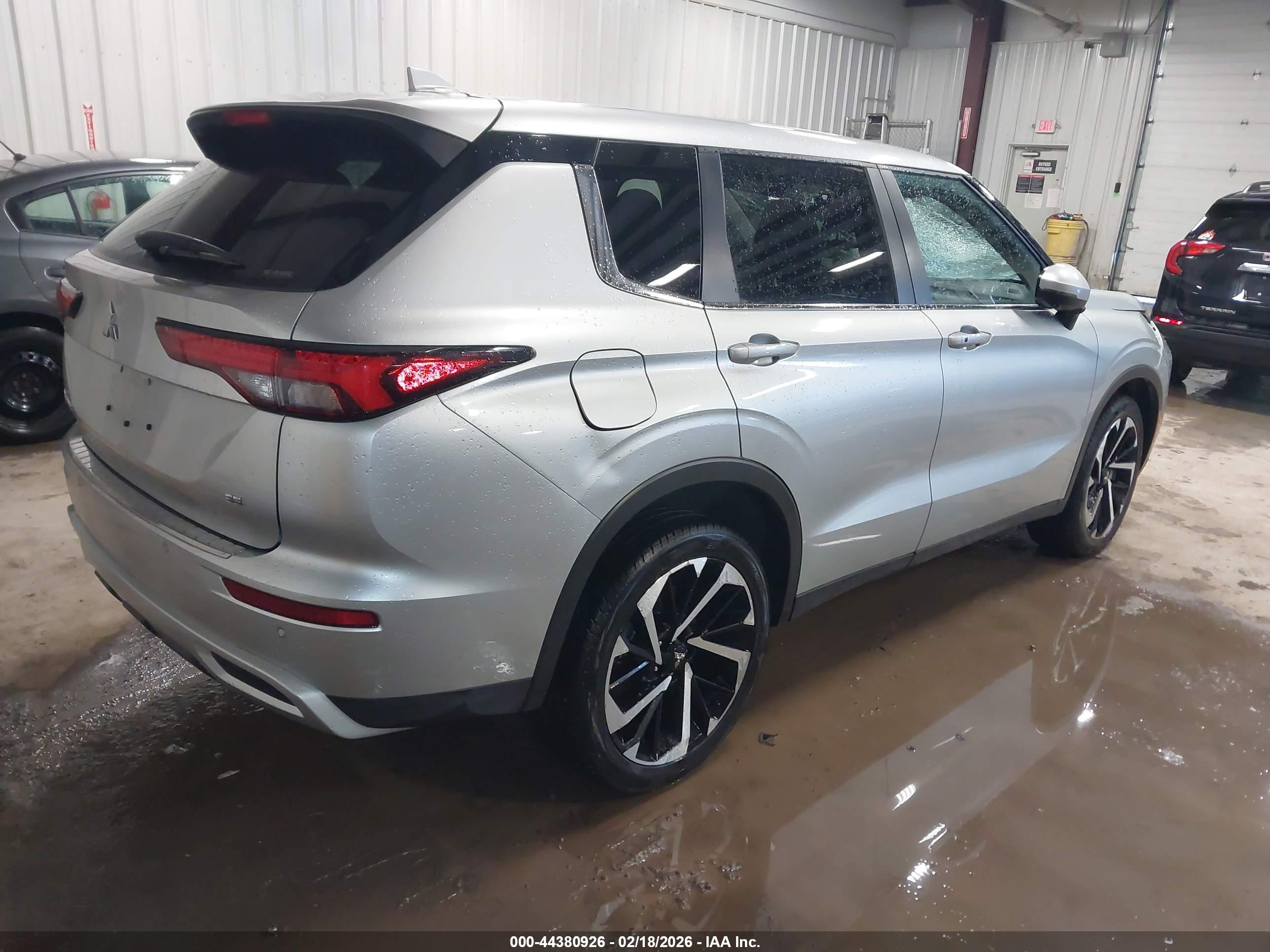 MITSUBISHI OUTLANDER image 4