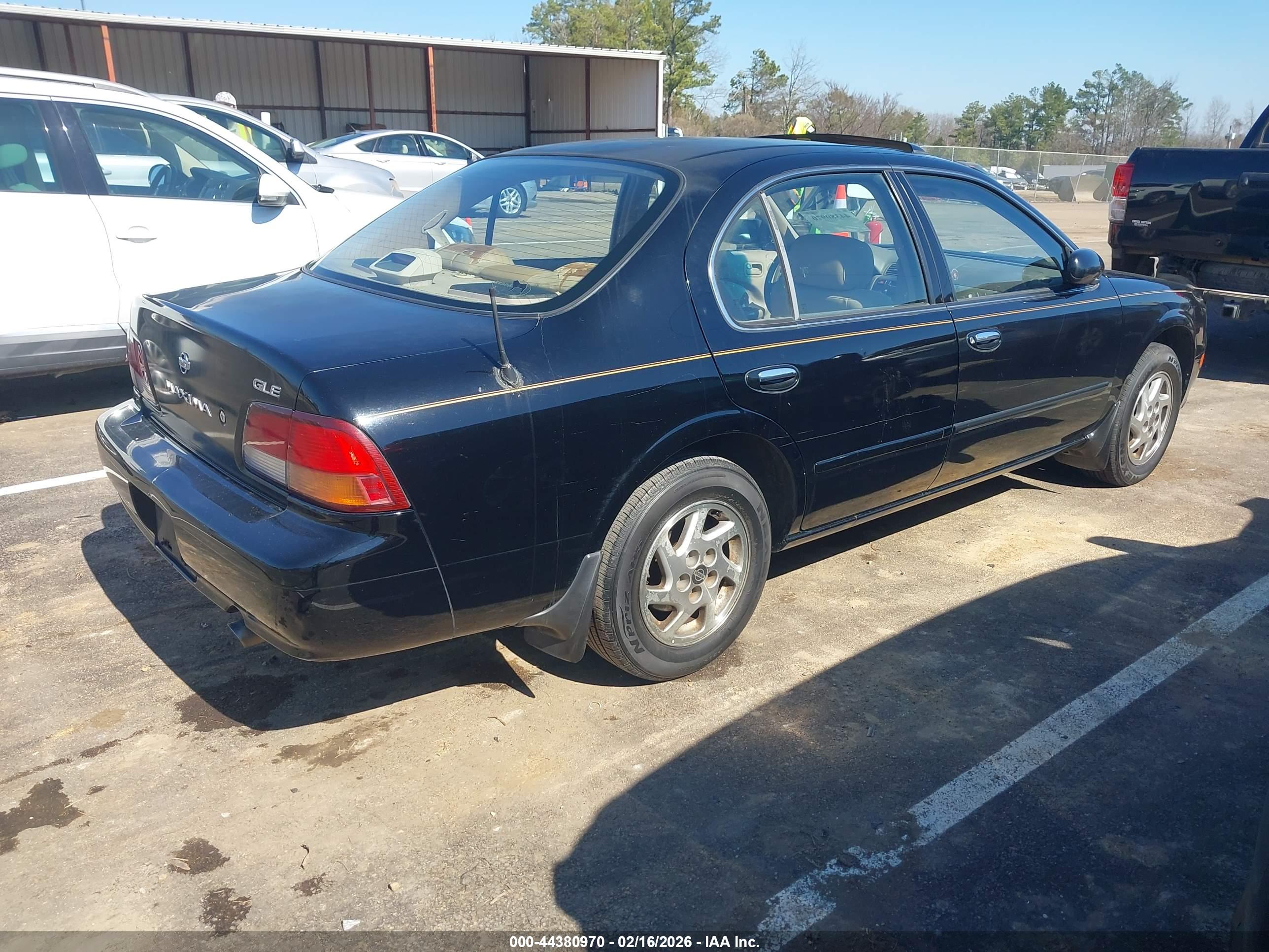 NISSAN MAXIMA image 4