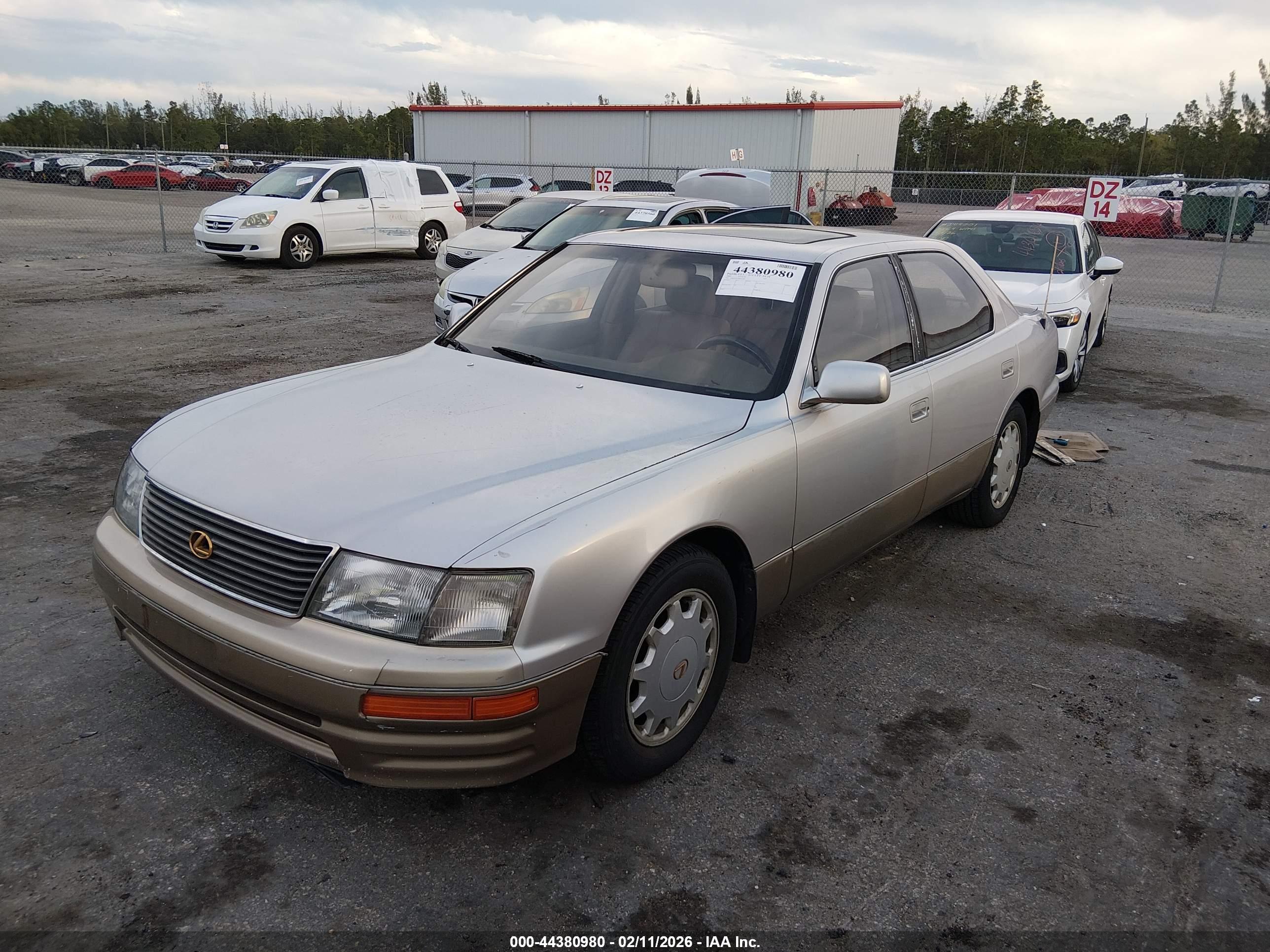 LEXUS LS image 2
