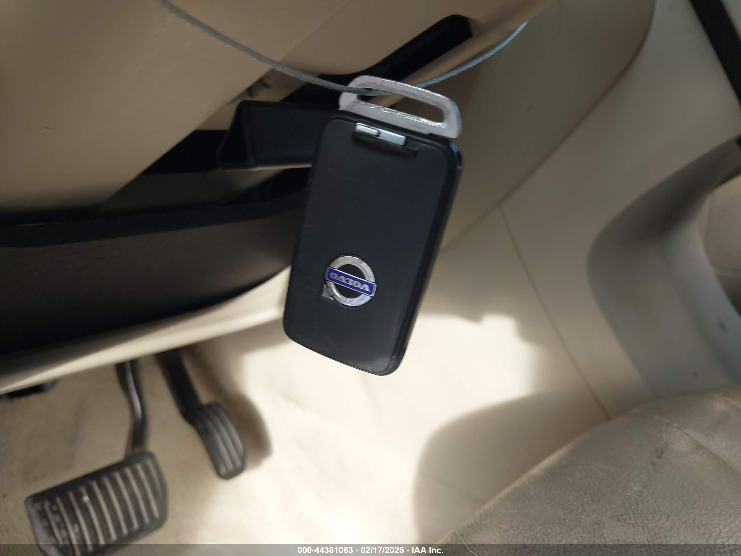 VOLVO XC60 image 11