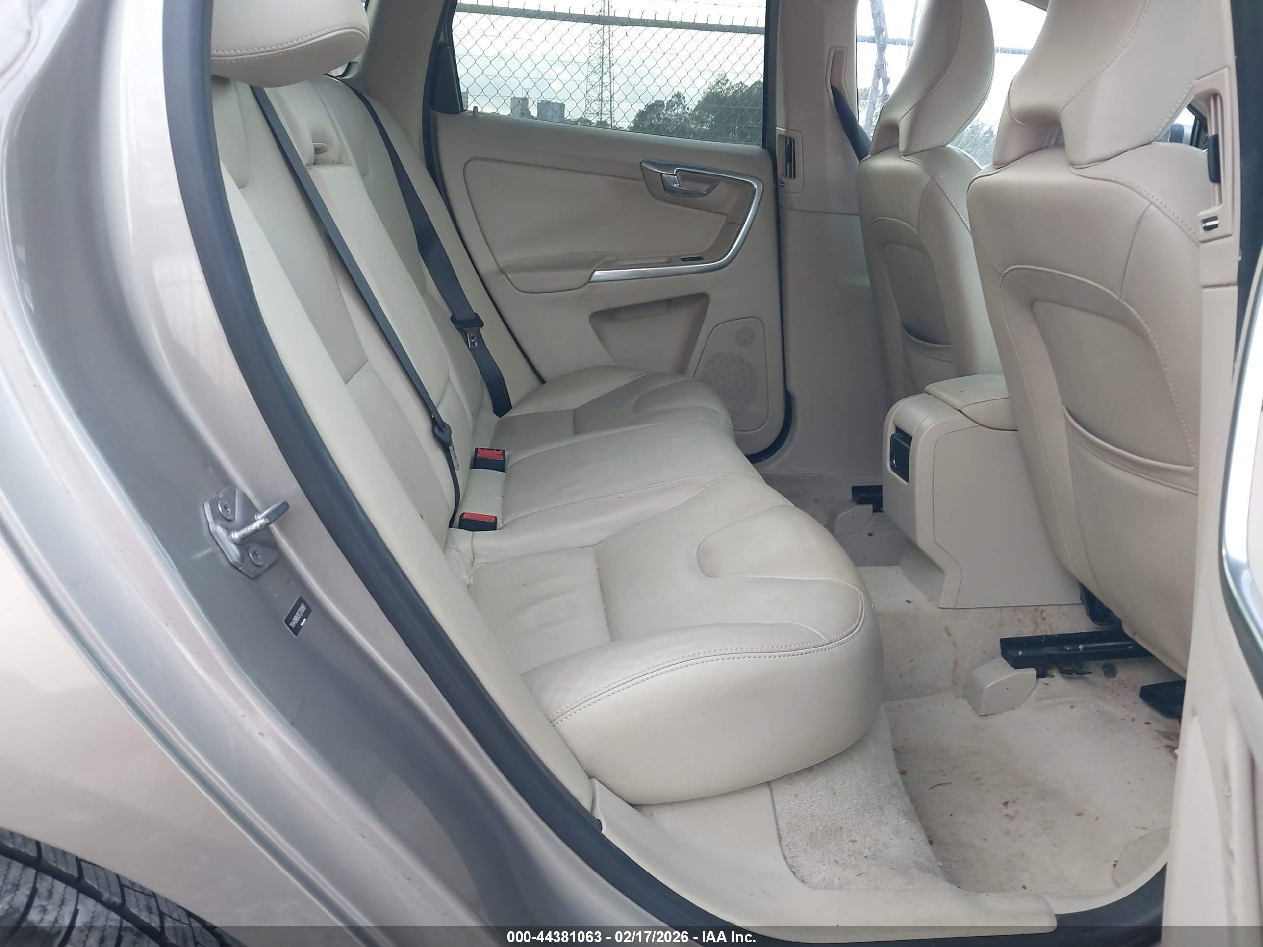 VOLVO XC60 image 8