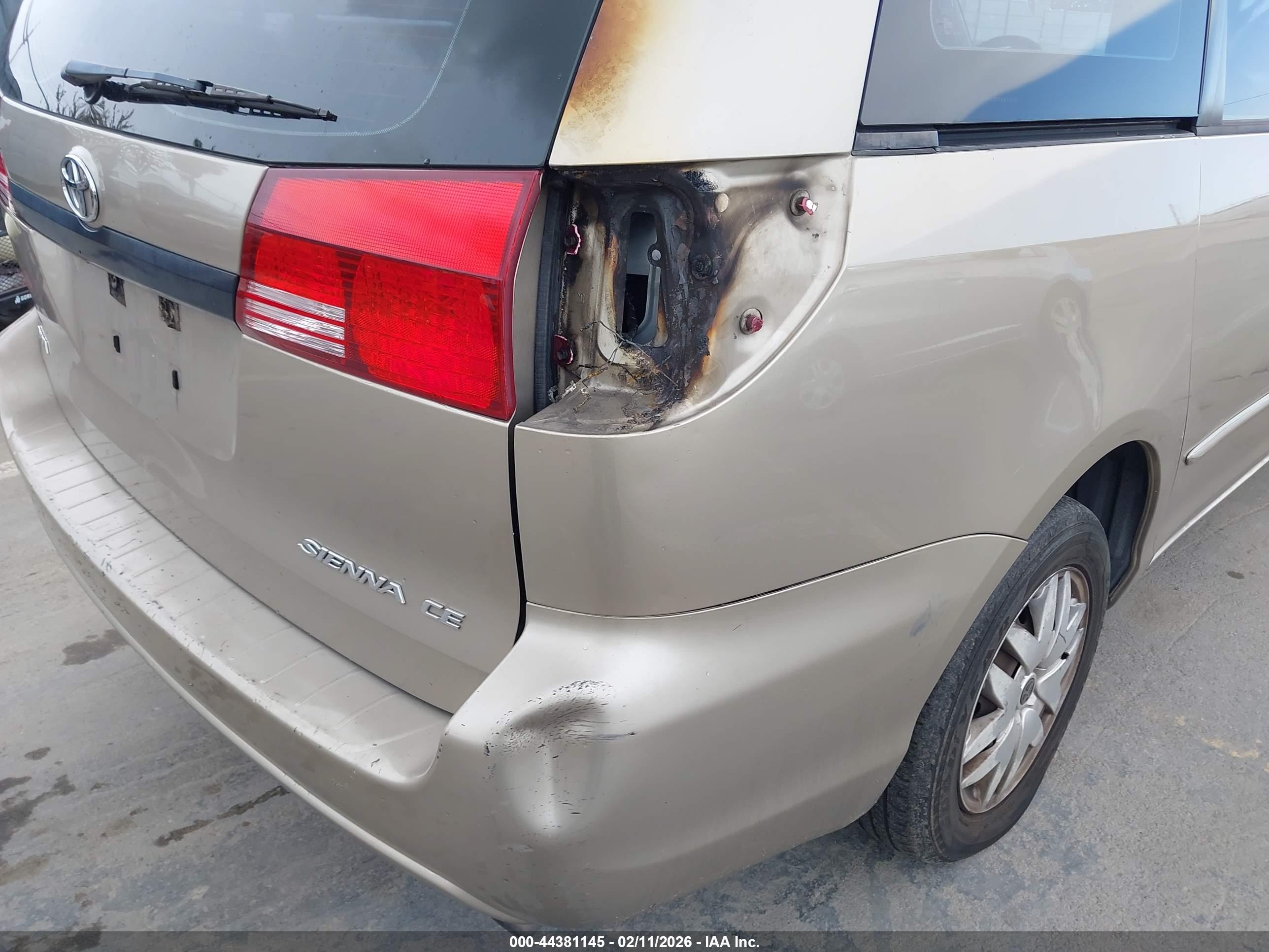 TOYOTA SIENNA image 6