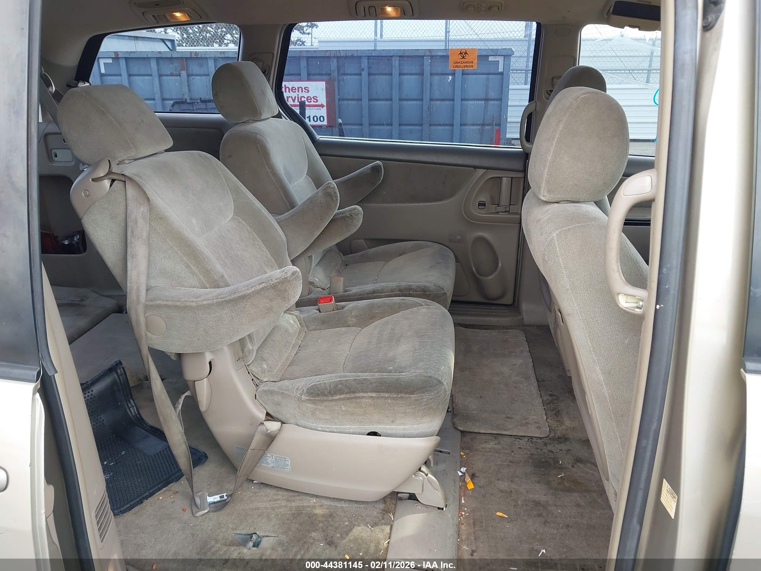 TOYOTA SIENNA image 8