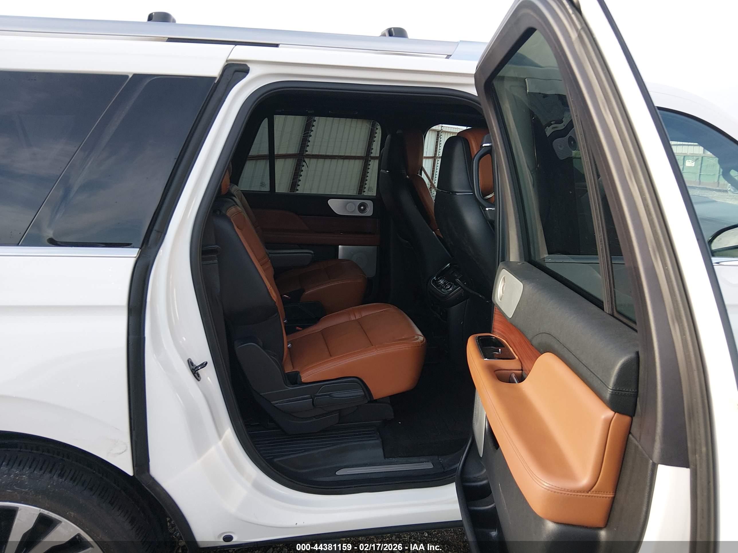 LINCOLN NAVIGATOR image 8