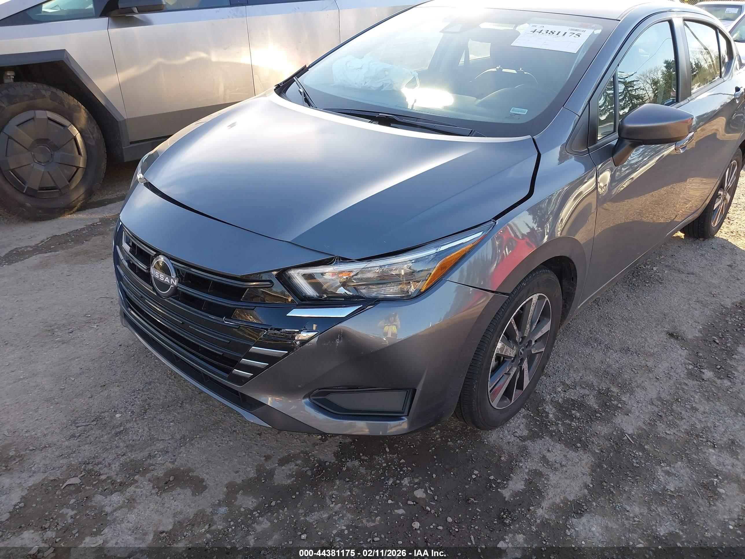 NISSAN VERSA image 6