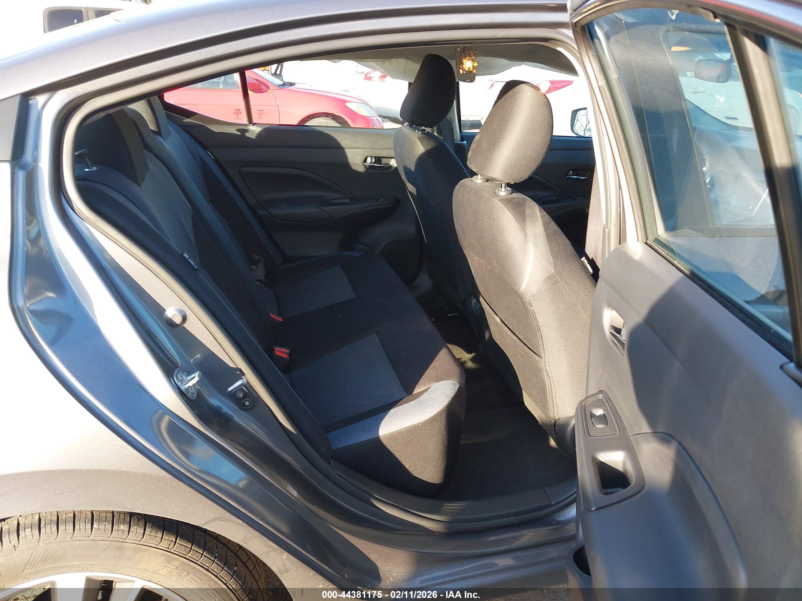 NISSAN VERSA image 8