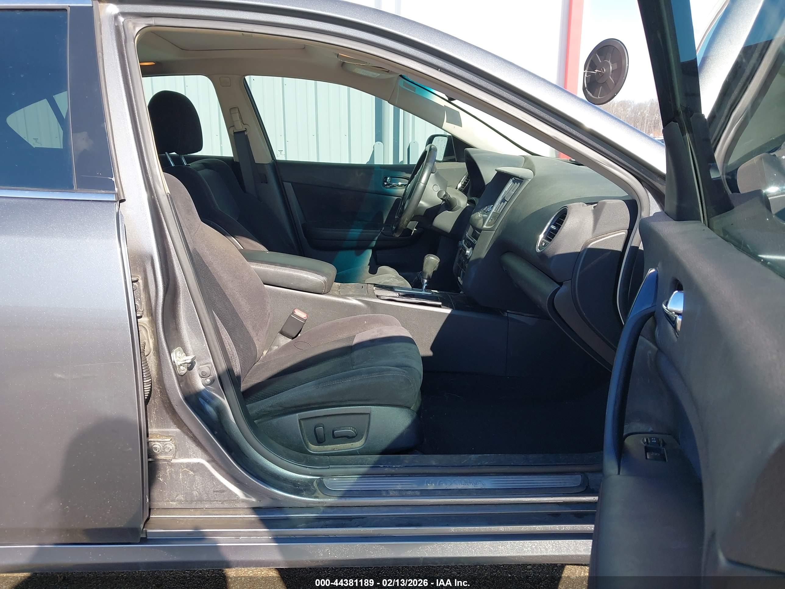 NISSAN MAXIMA image 5