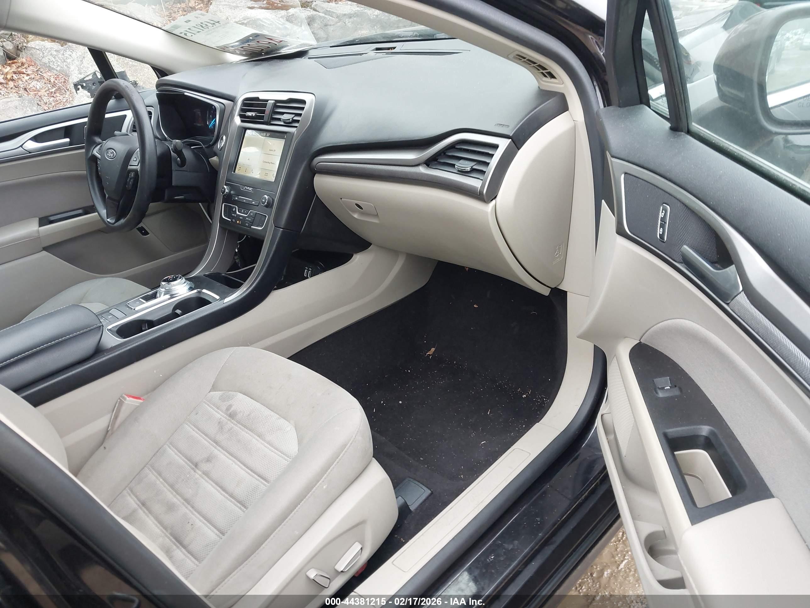 FORD FUSION image 5