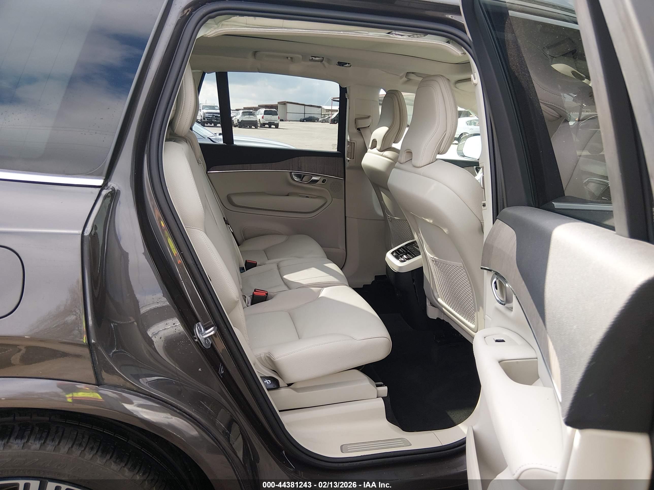 VOLVO XC90 image 8