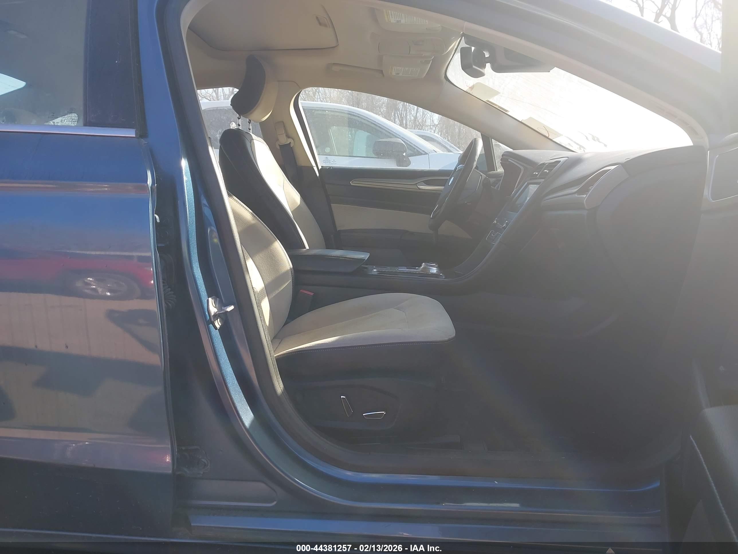 FORD FUSION image 5