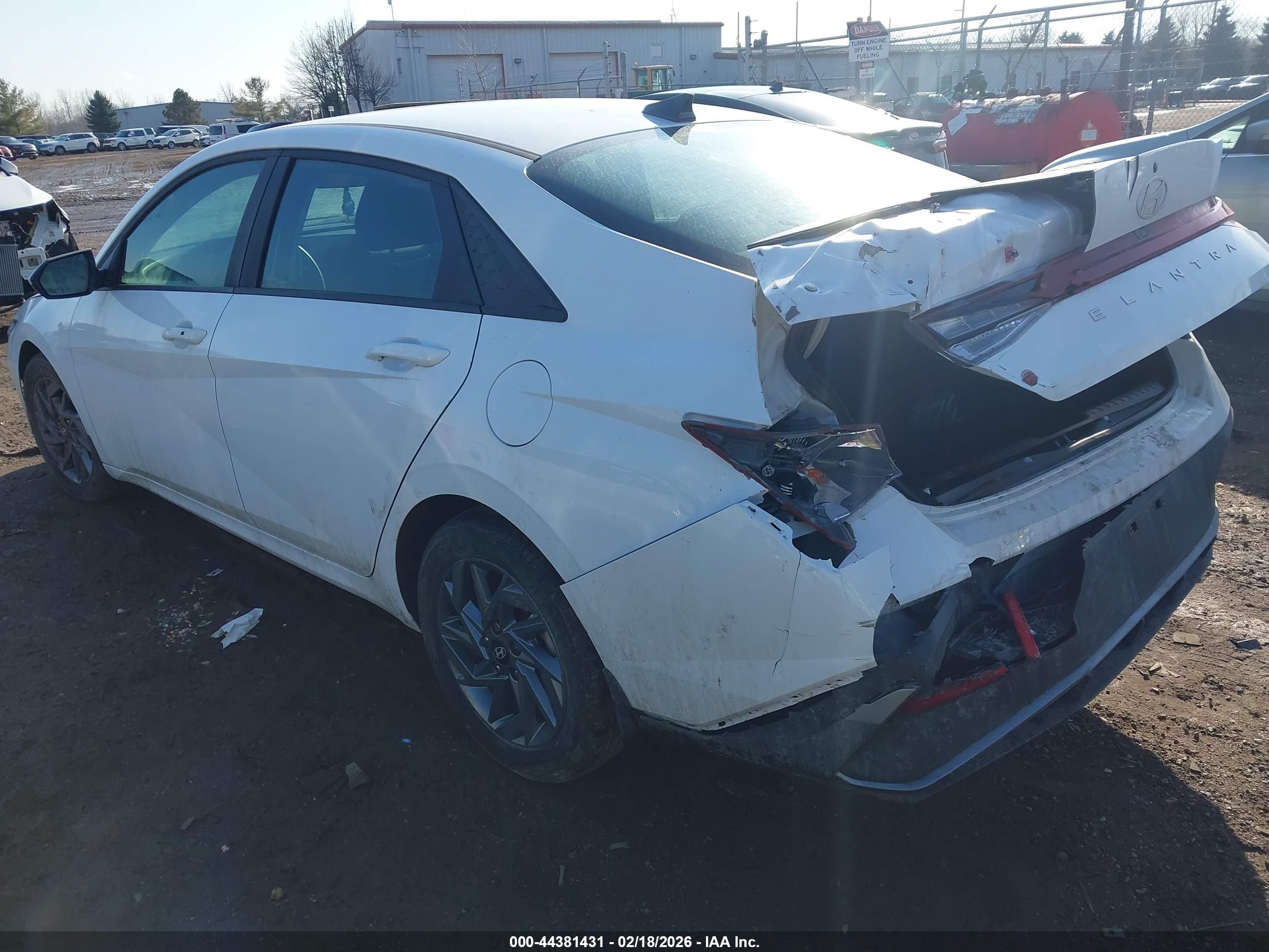 HYUNDAI ELANTRA image 3