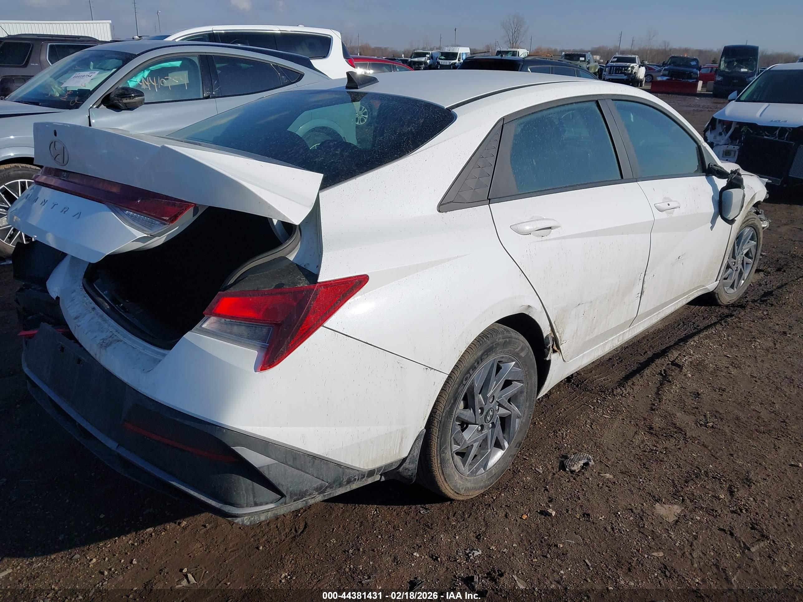 HYUNDAI ELANTRA image 4