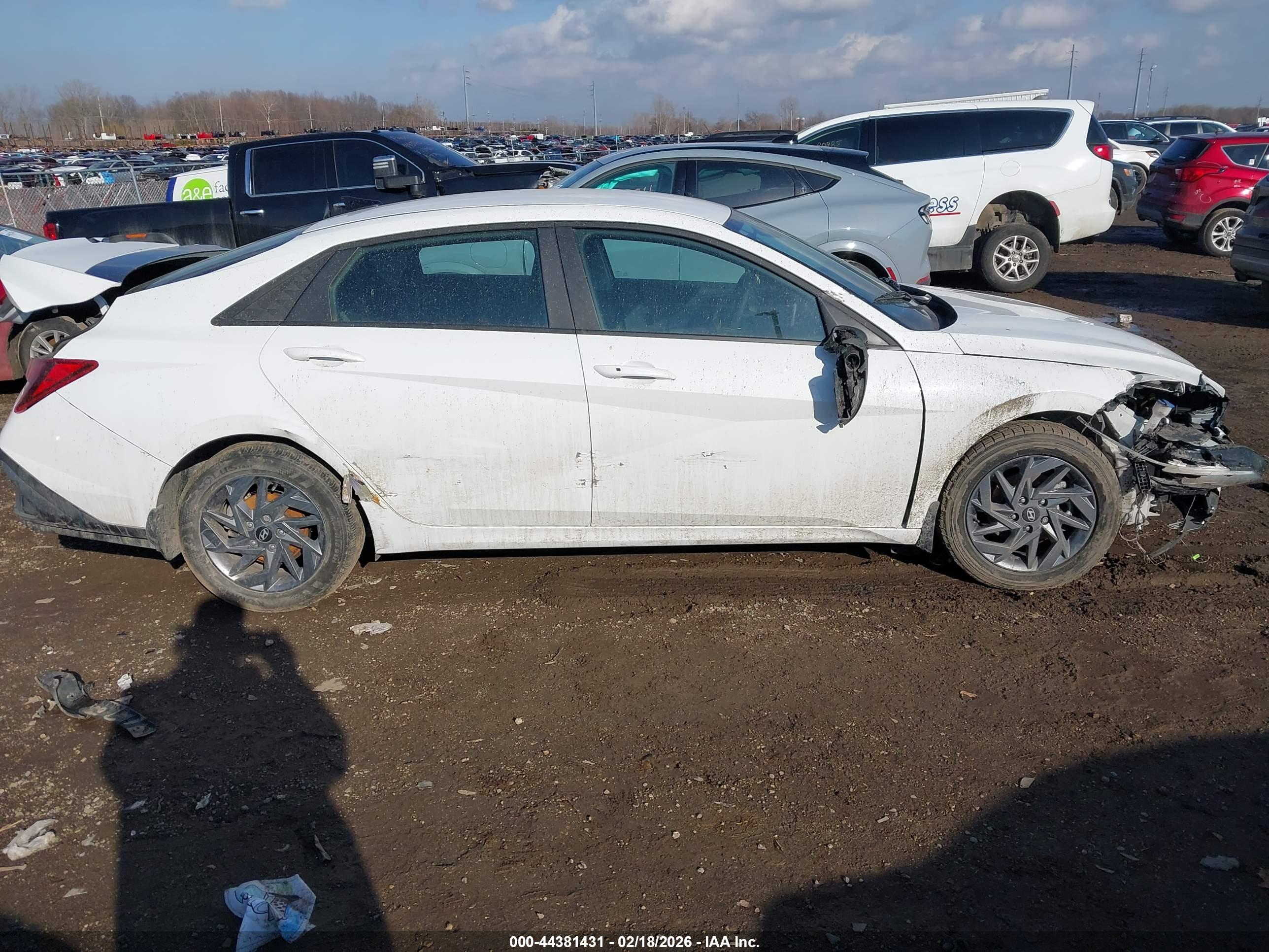 HYUNDAI ELANTRA image 5