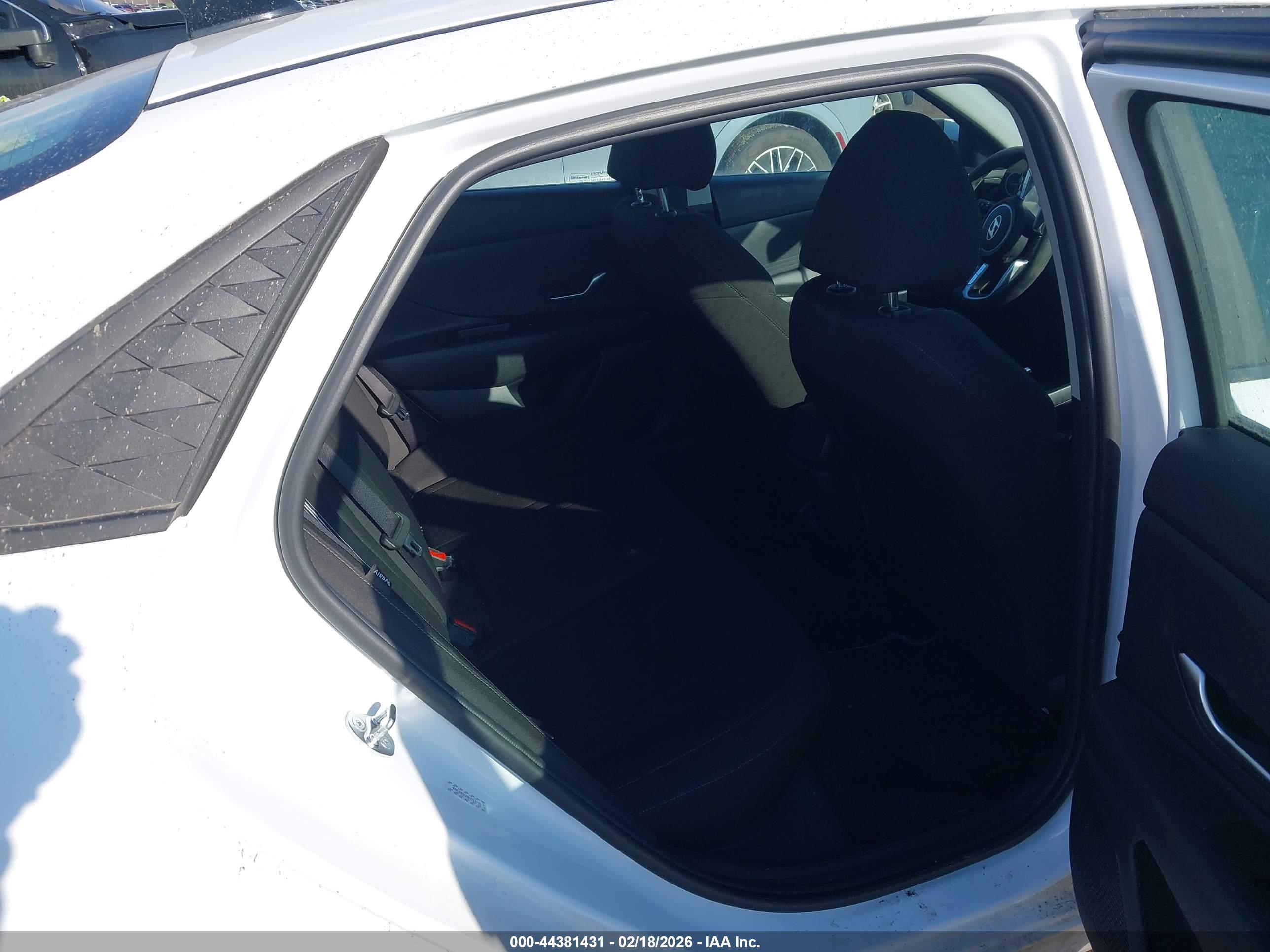HYUNDAI ELANTRA image 8