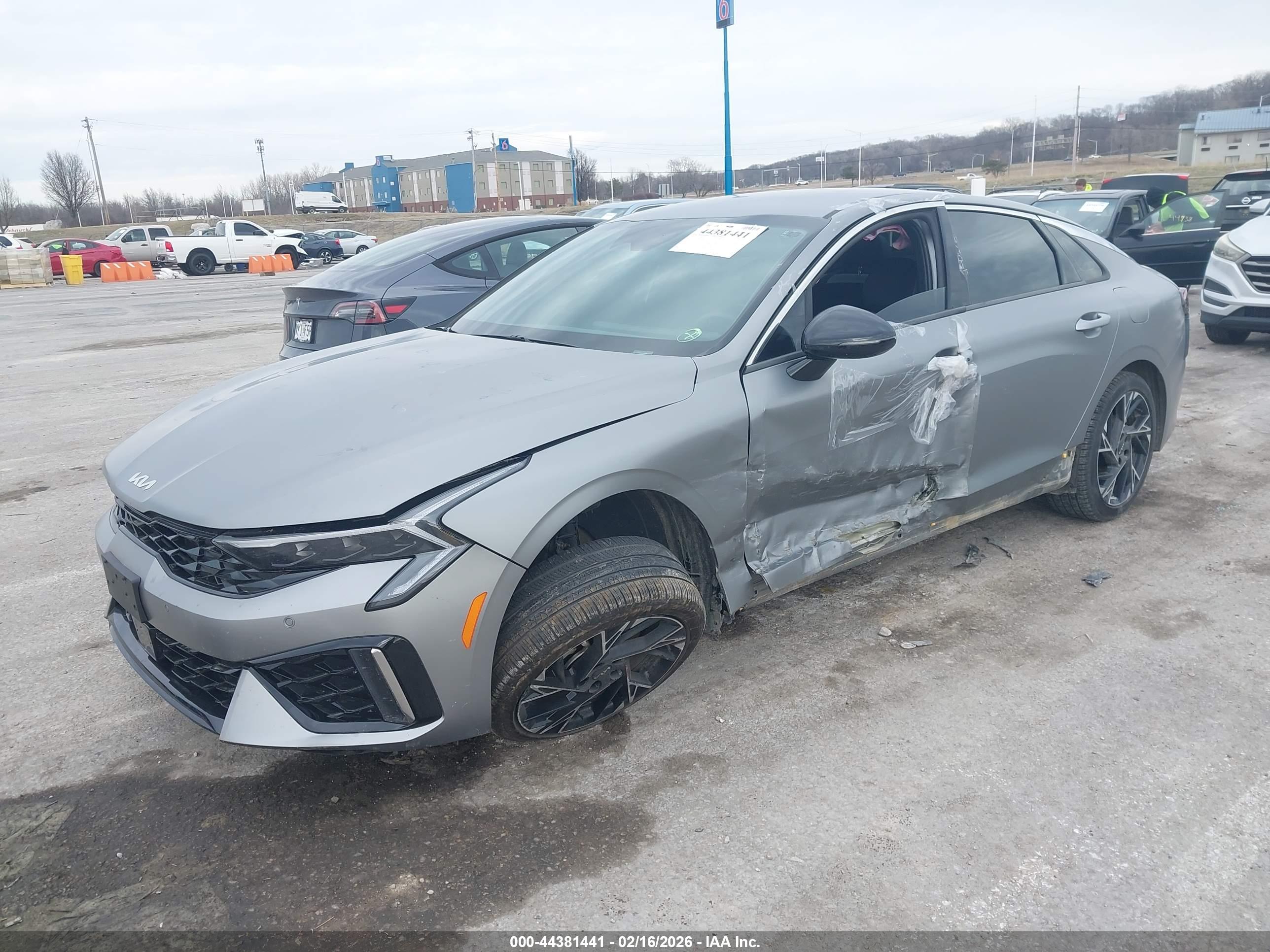 KIA K5 image 2