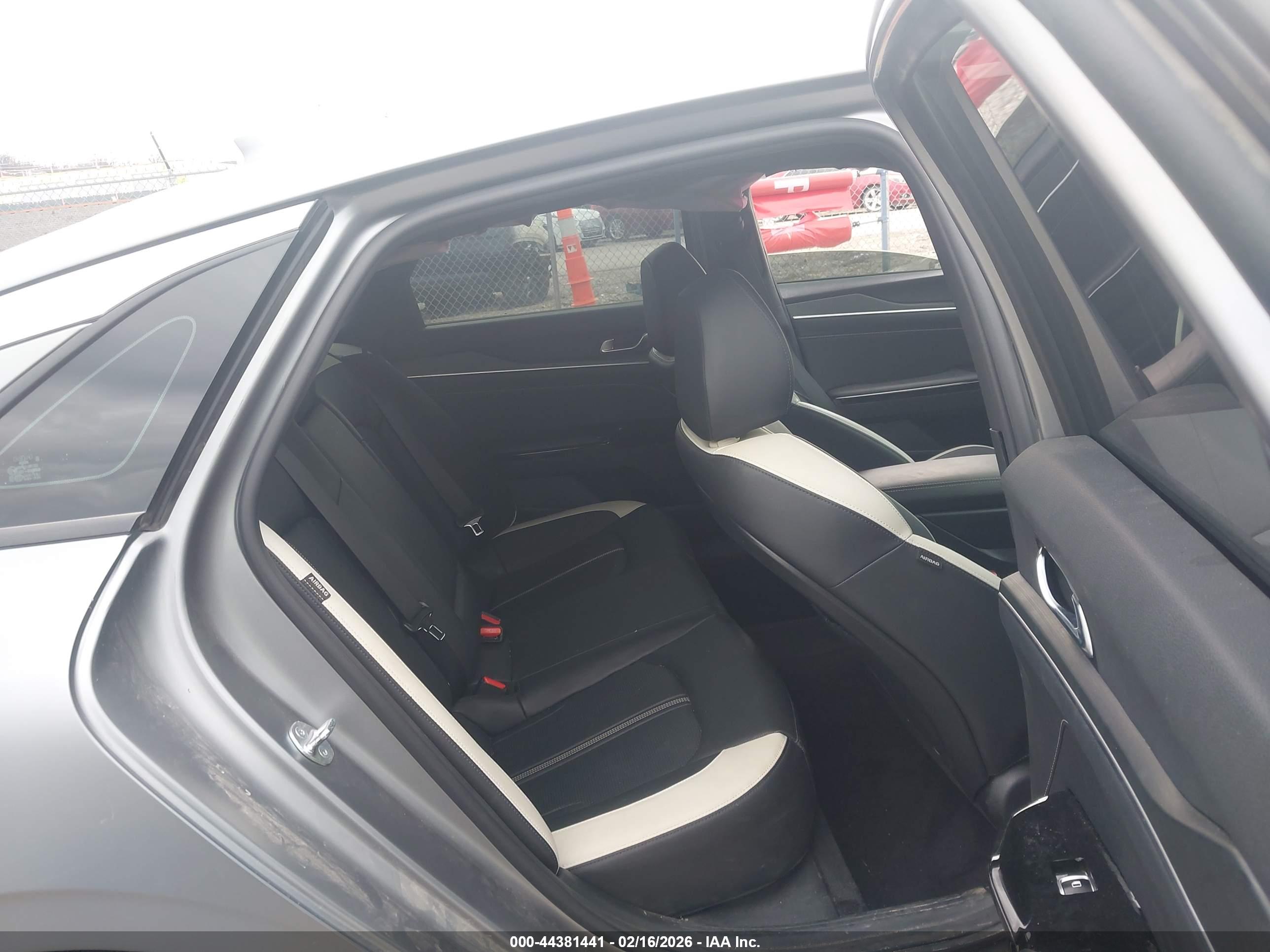 KIA K5 image 8