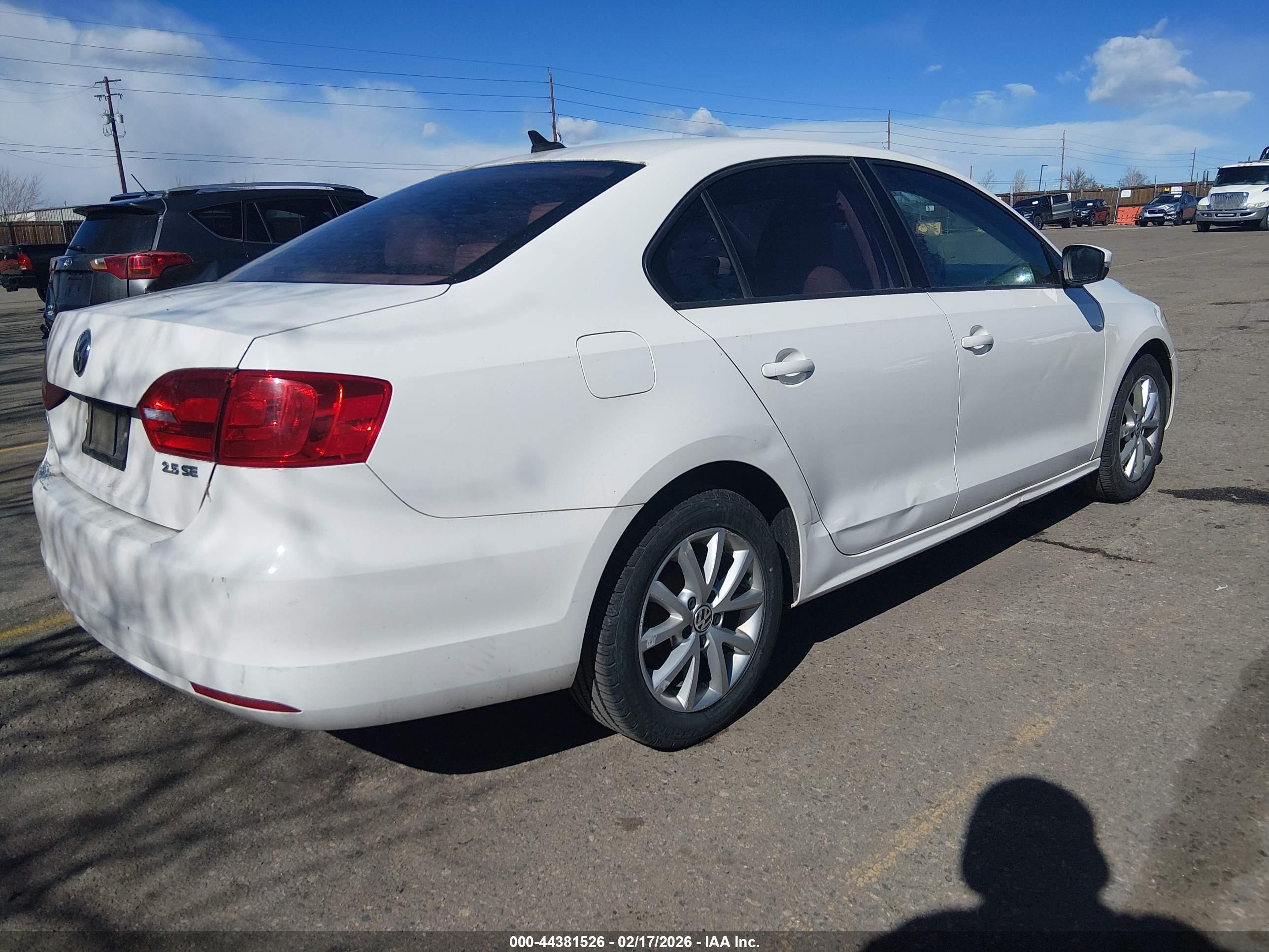 VOLKSWAGEN JETTA image 4