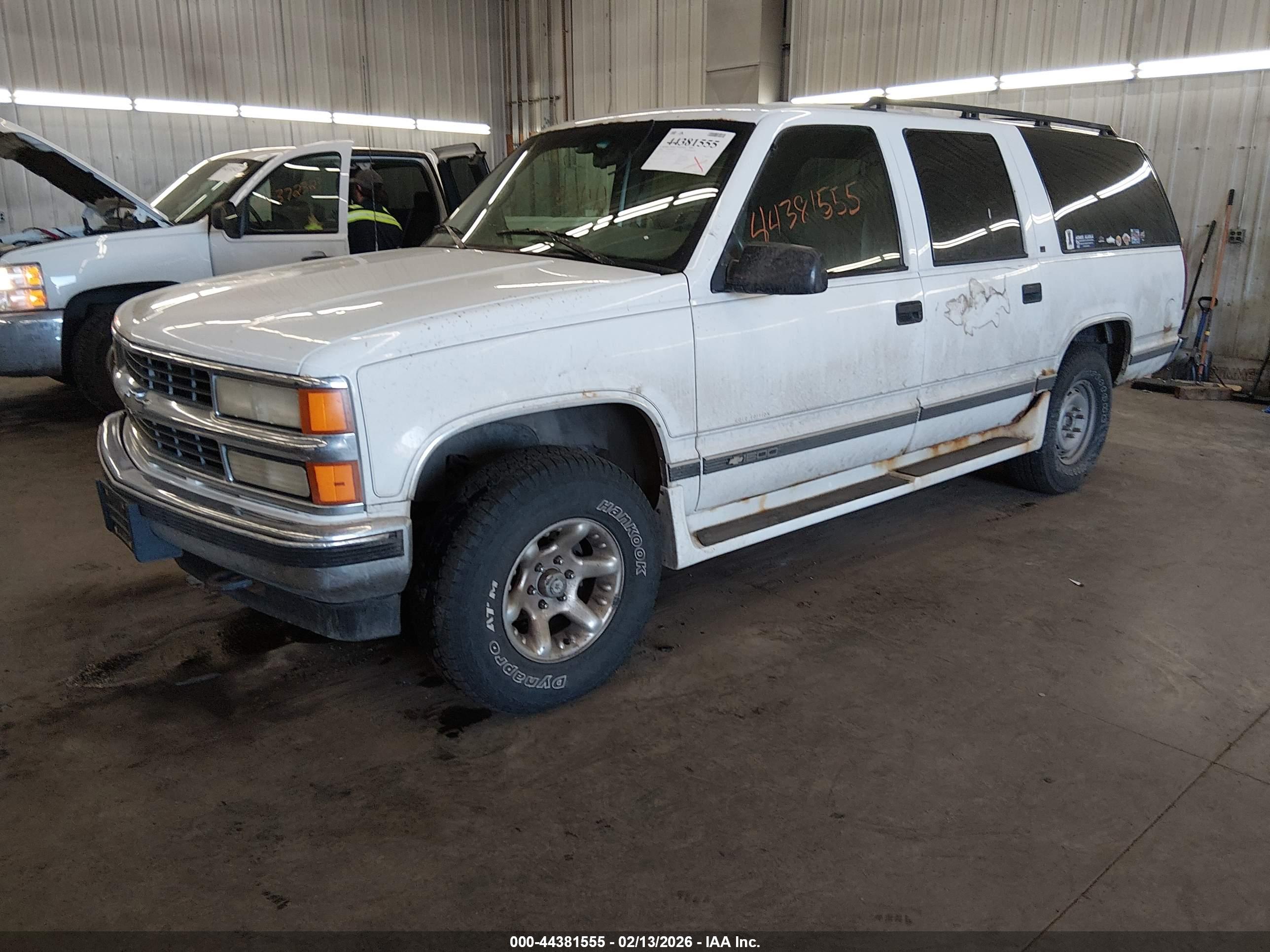 CHEVROLET SUBURBAN image 2