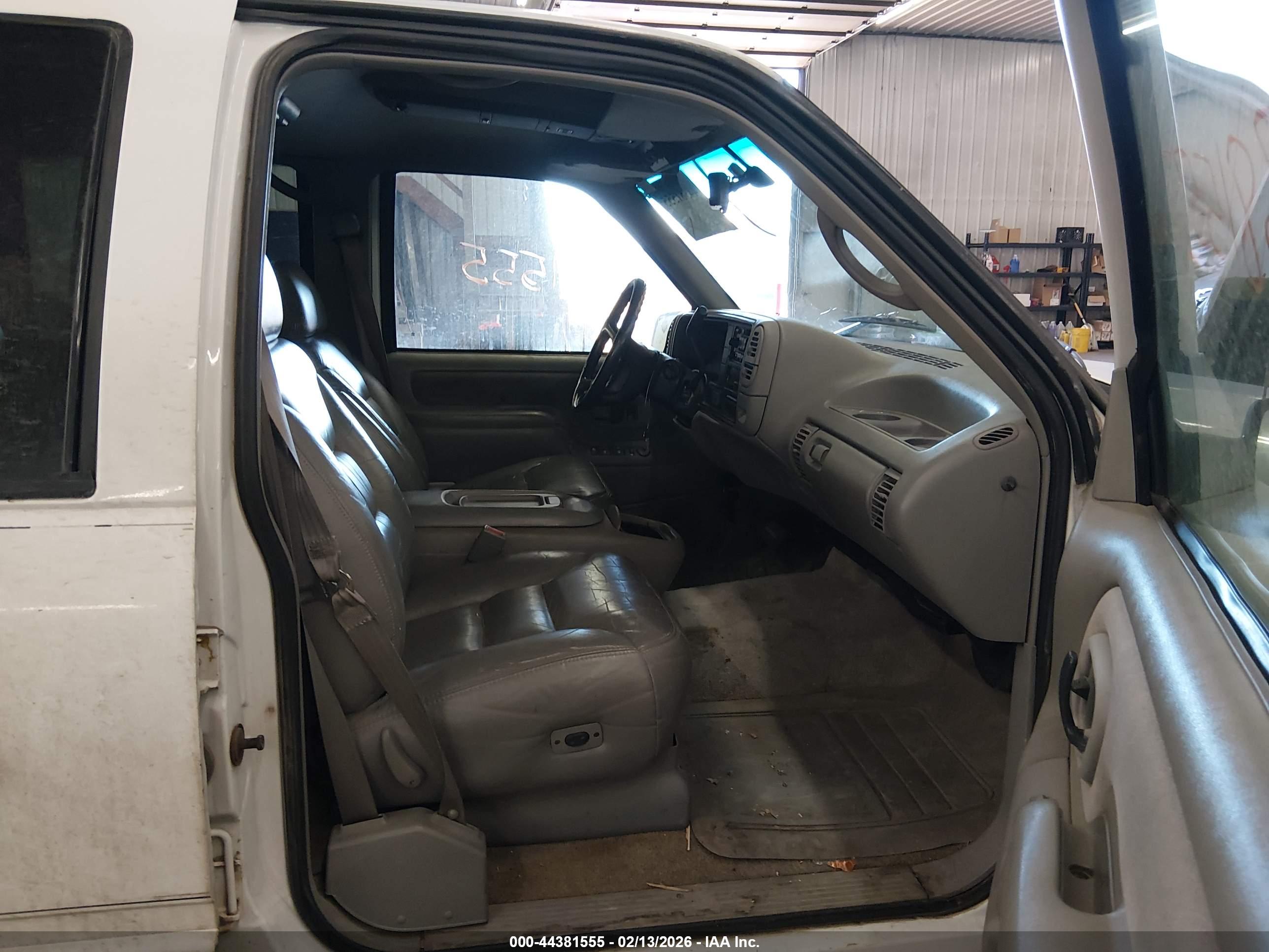 CHEVROLET SUBURBAN image 5