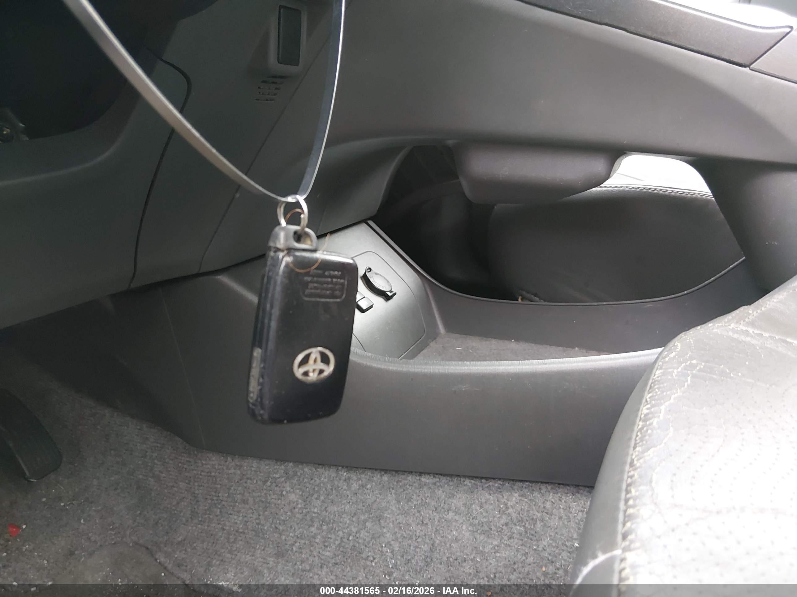 TOYOTA PRIUS image 11