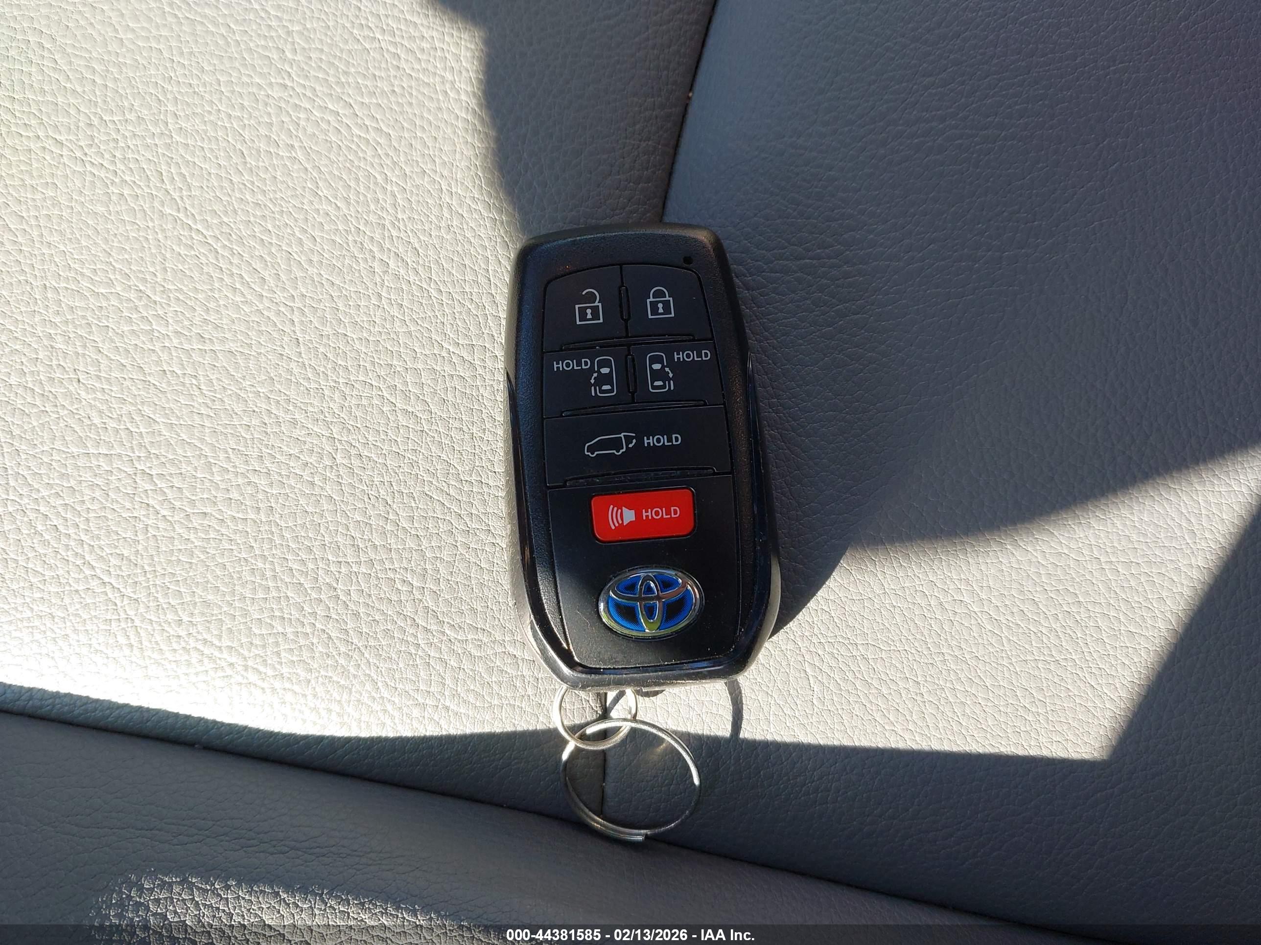 TOYOTA SIENNA image 11