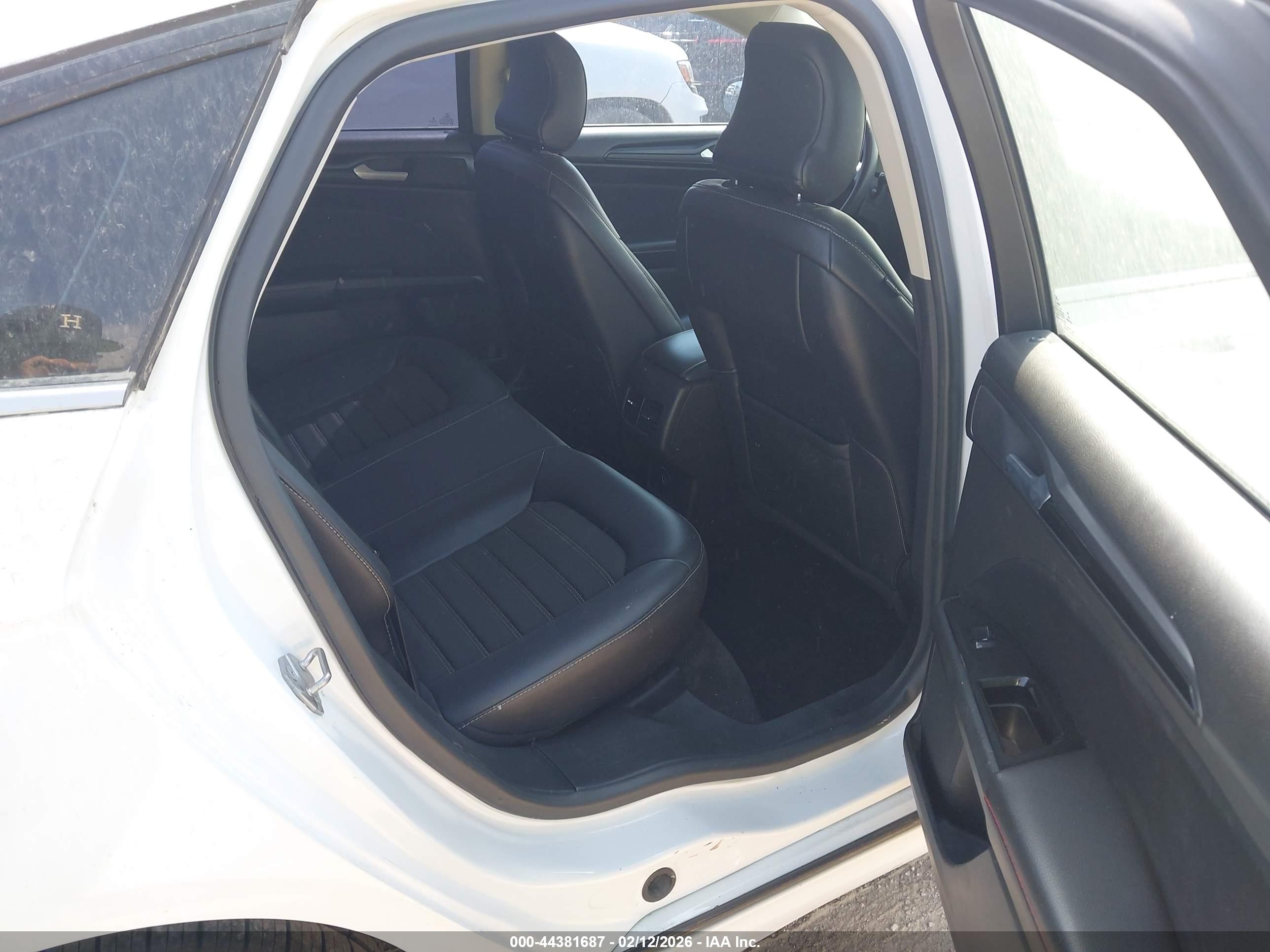 FORD FUSION image 8