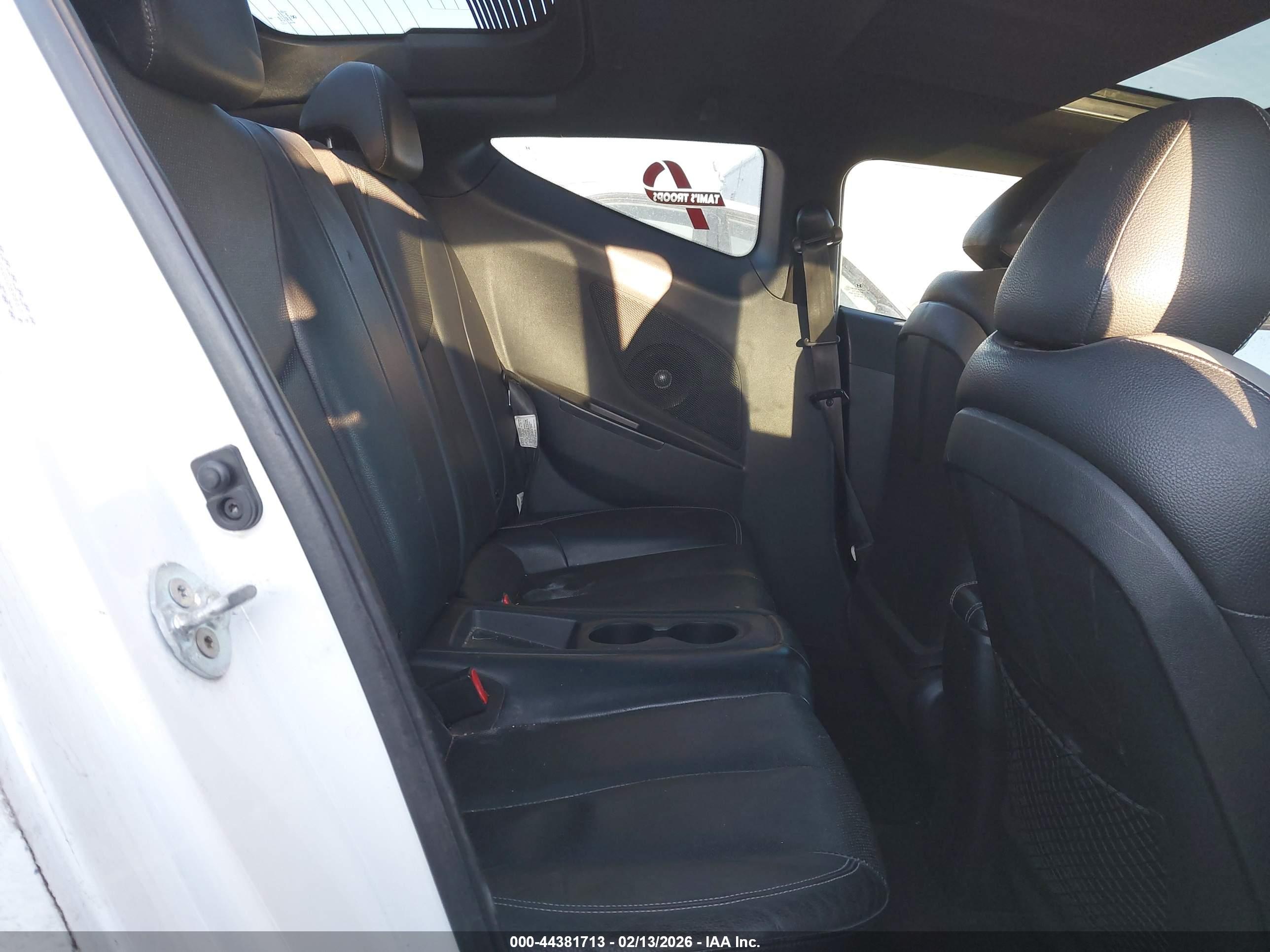 HYUNDAI VELOSTER image 8