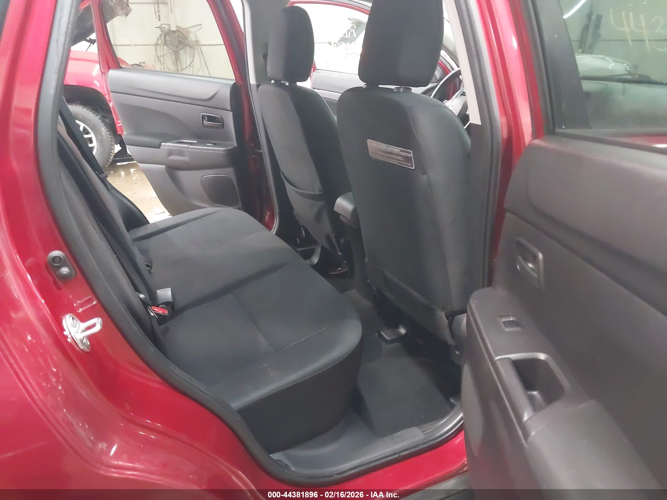 MITSUBISHI OUTLANDER image 8