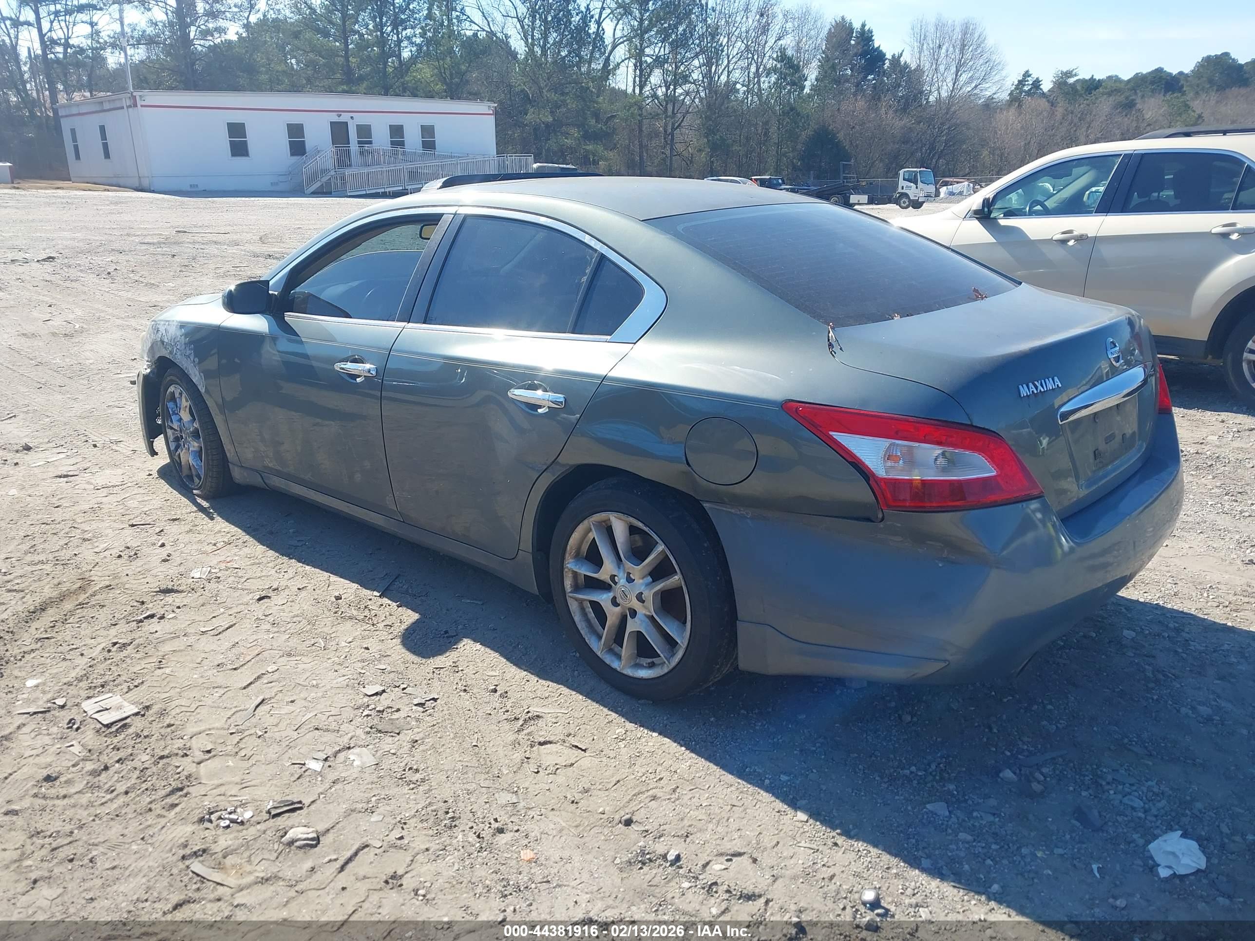 NISSAN MAXIMA image 3