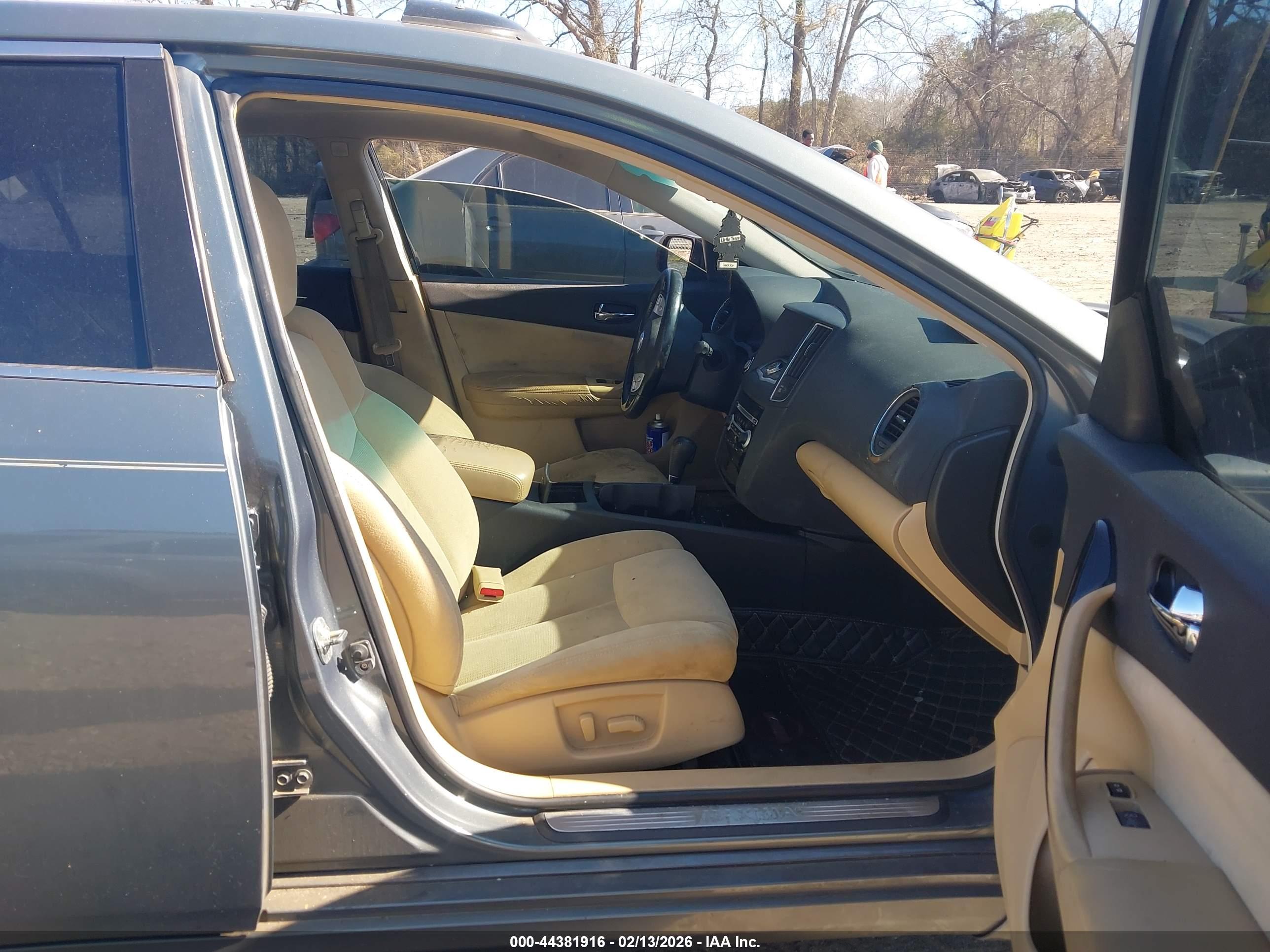 NISSAN MAXIMA image 5