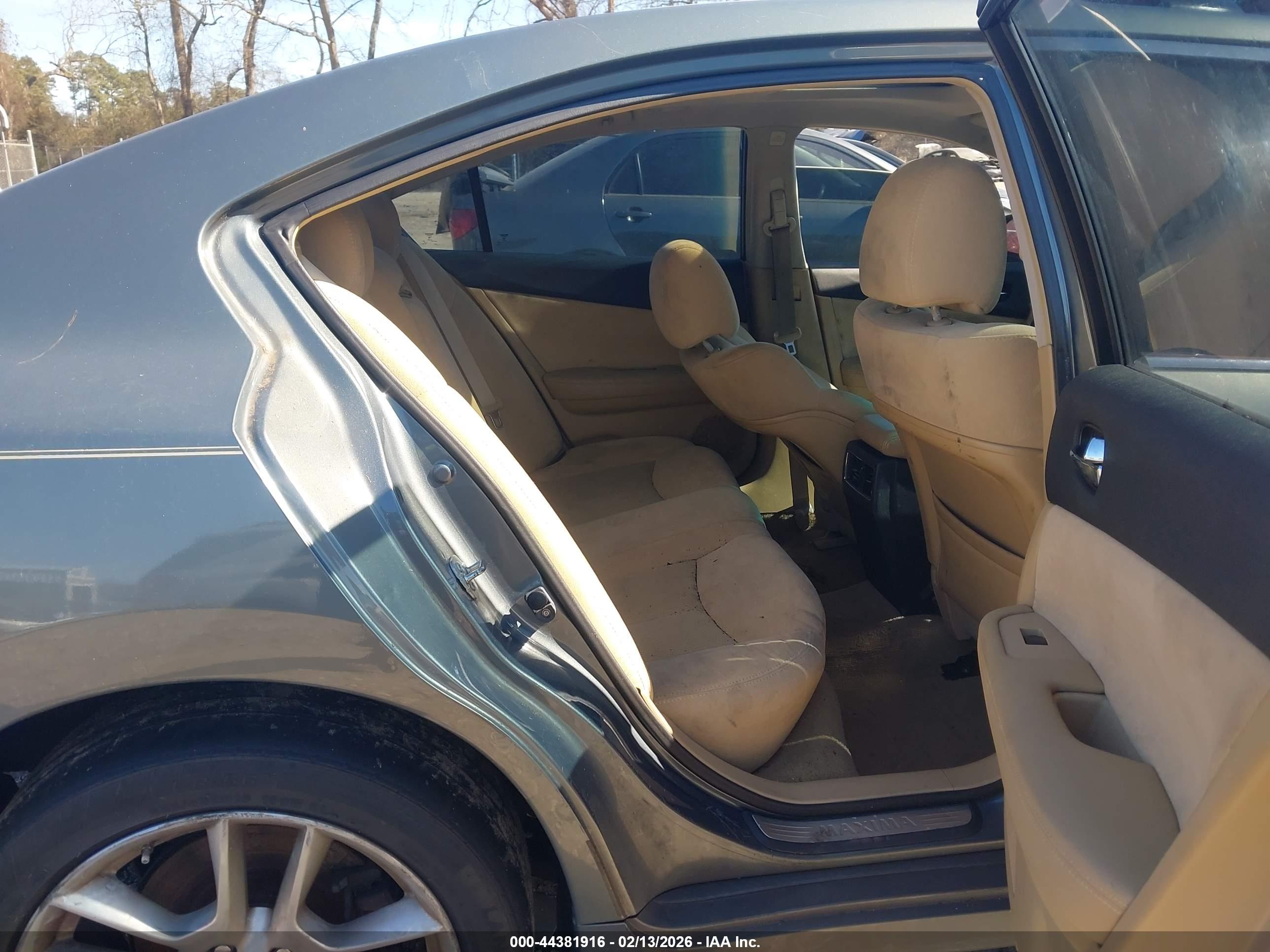 NISSAN MAXIMA image 8