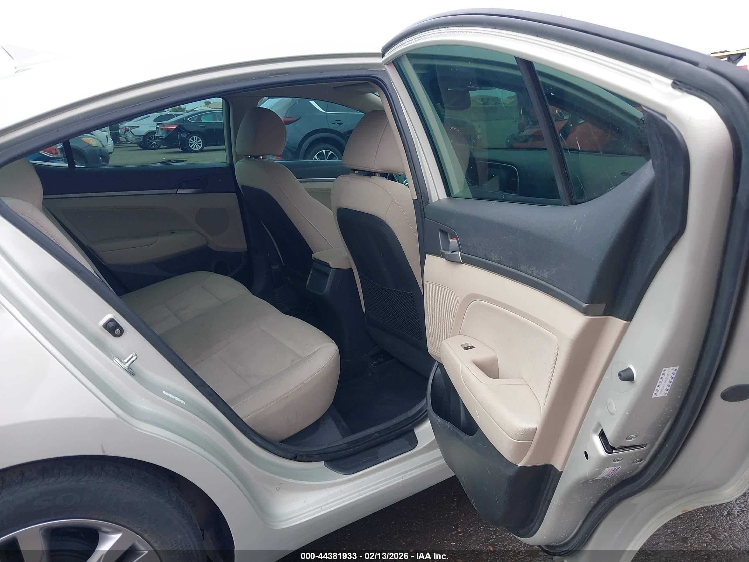 HYUNDAI ELANTRA image 8