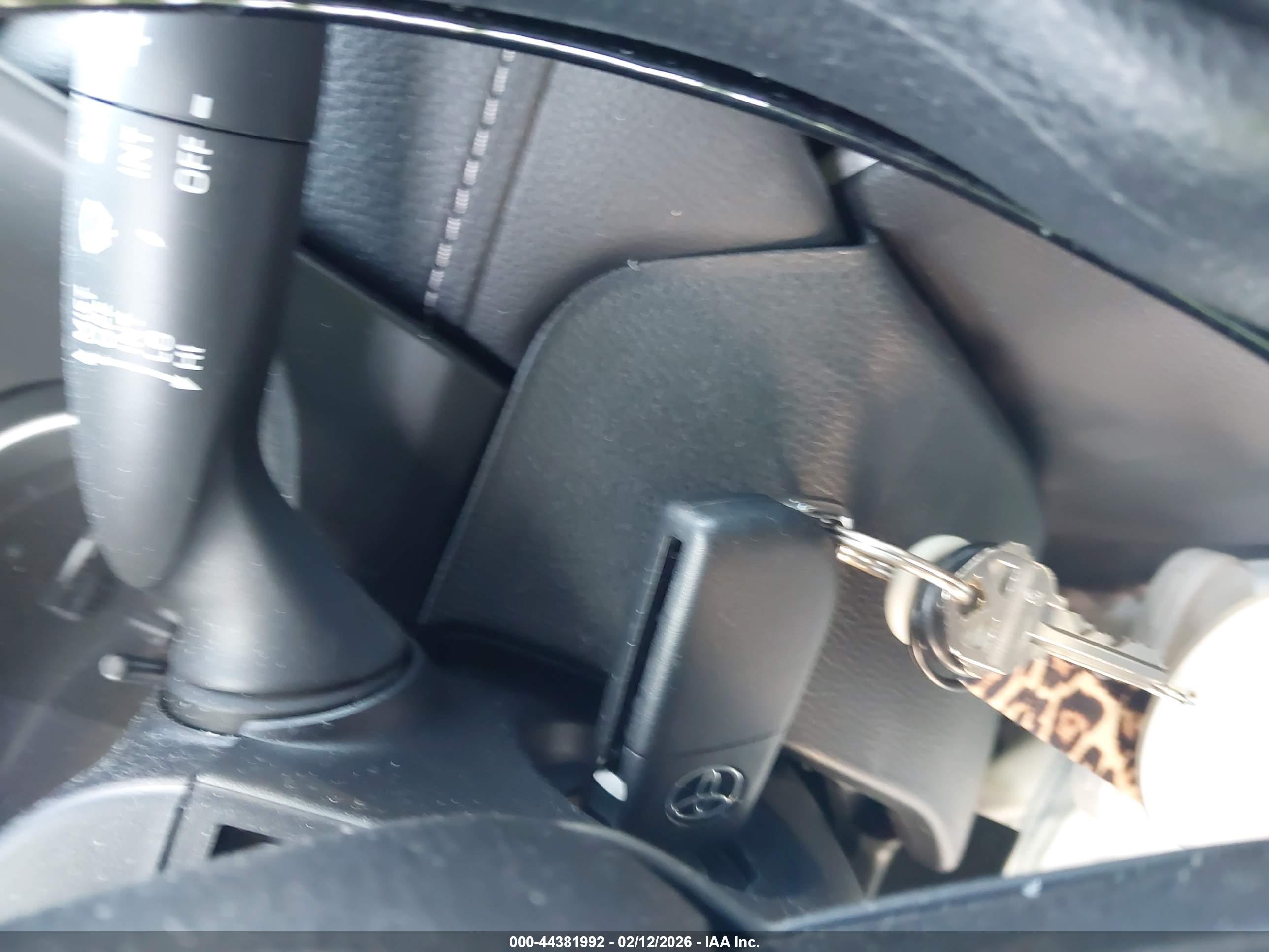 TOYOTA RAV4 image 11
