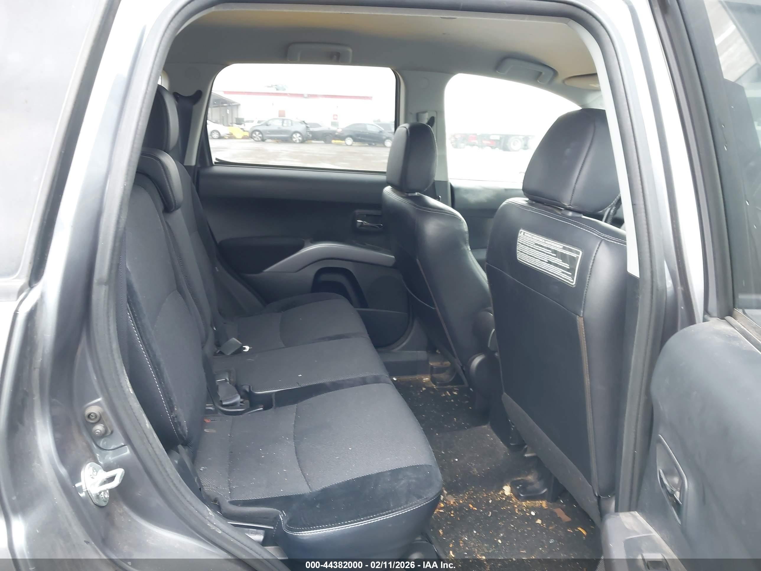 MITSUBISHI OUTLANDER image 8