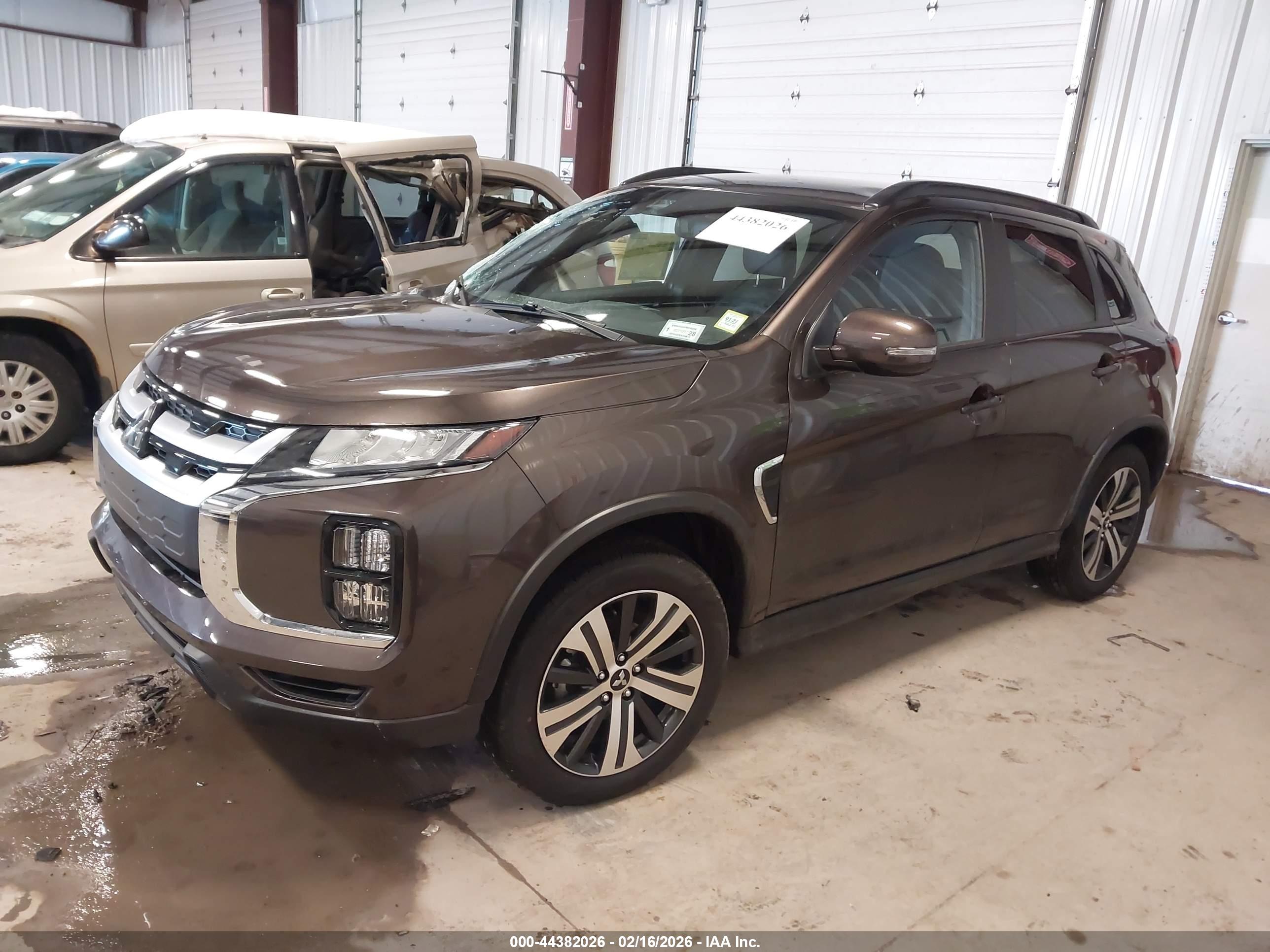 MITSUBISHI OUTLANDER image 2