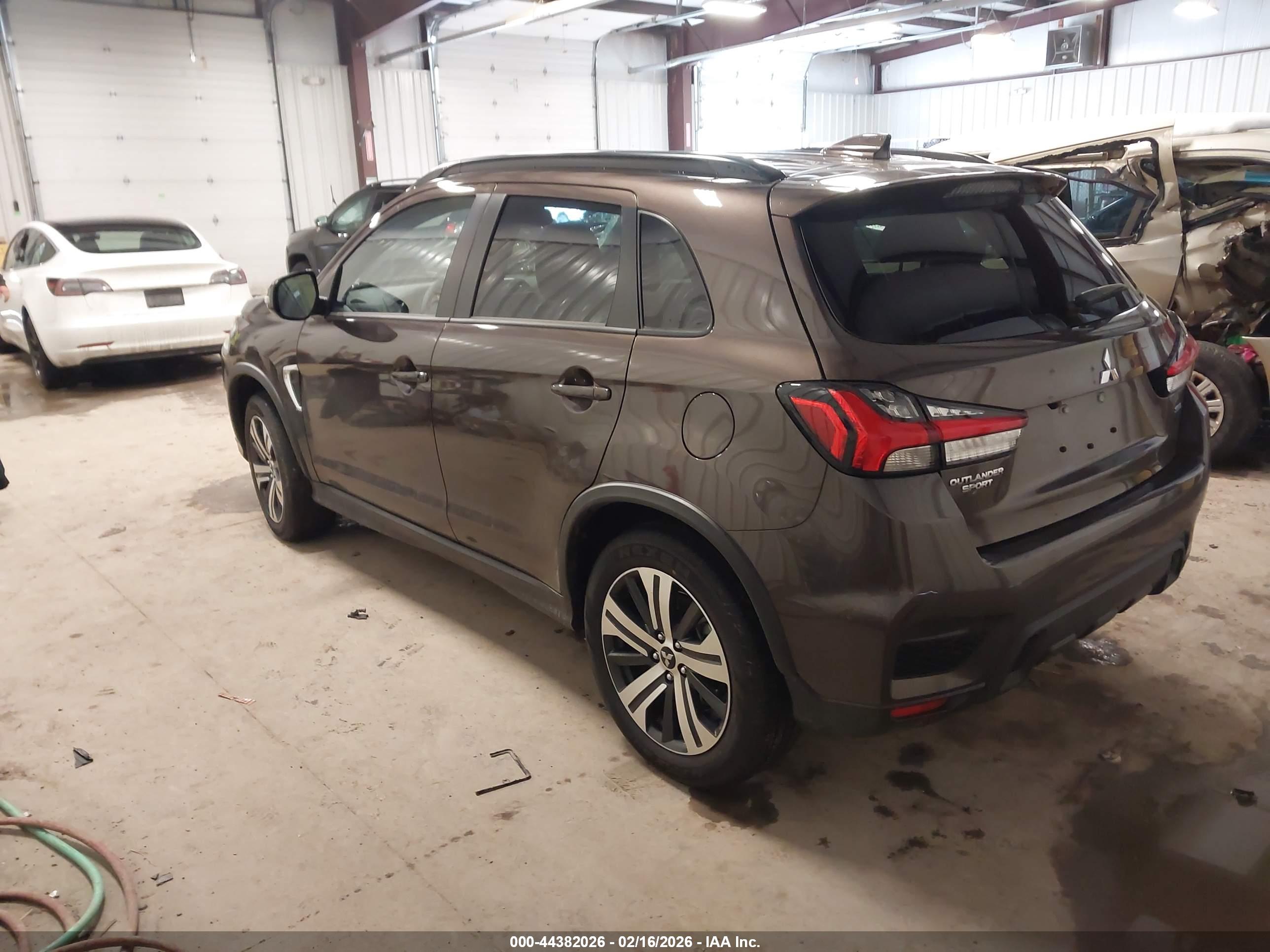 MITSUBISHI OUTLANDER image 3