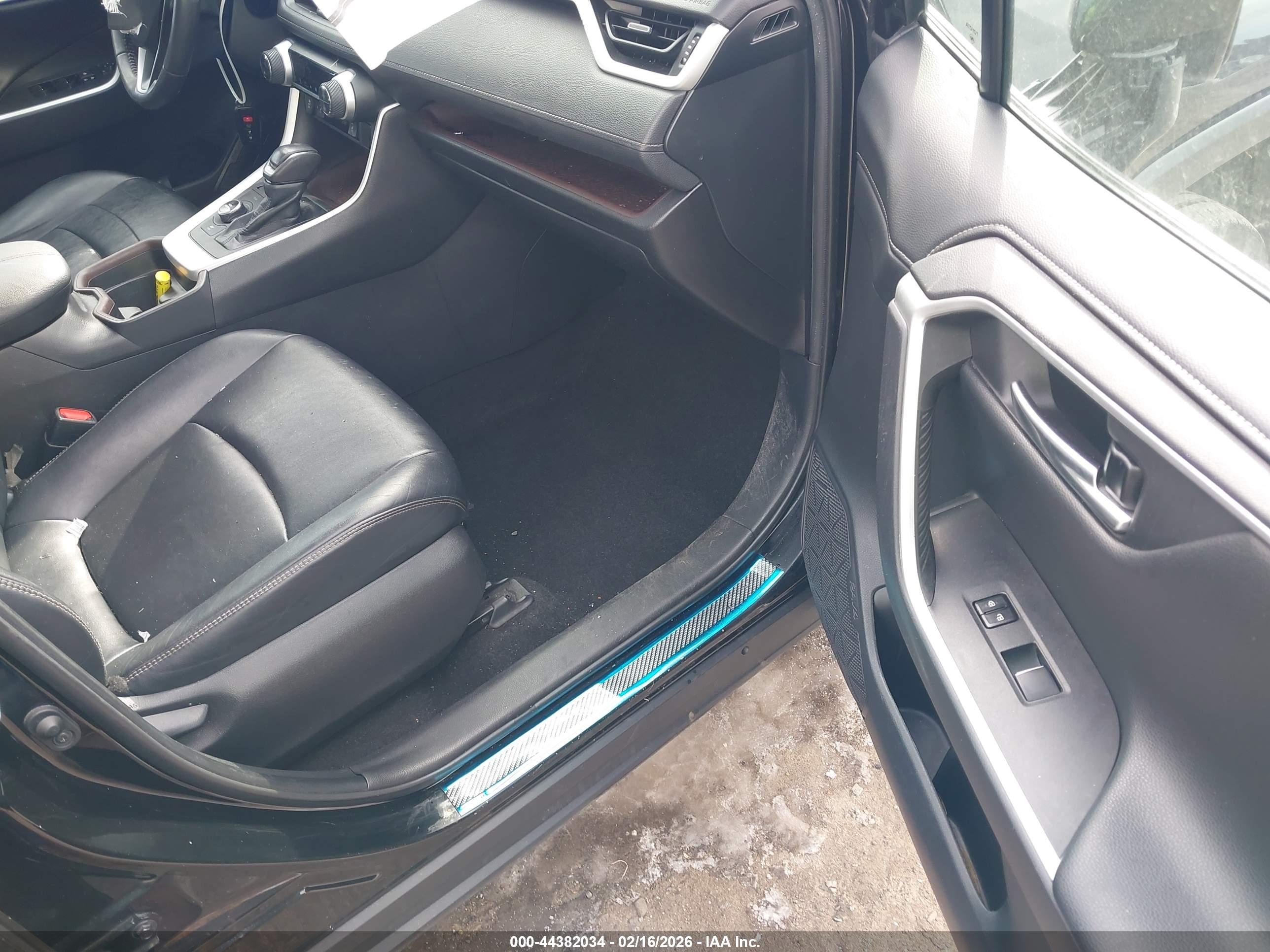 TOYOTA RAV4 image 5