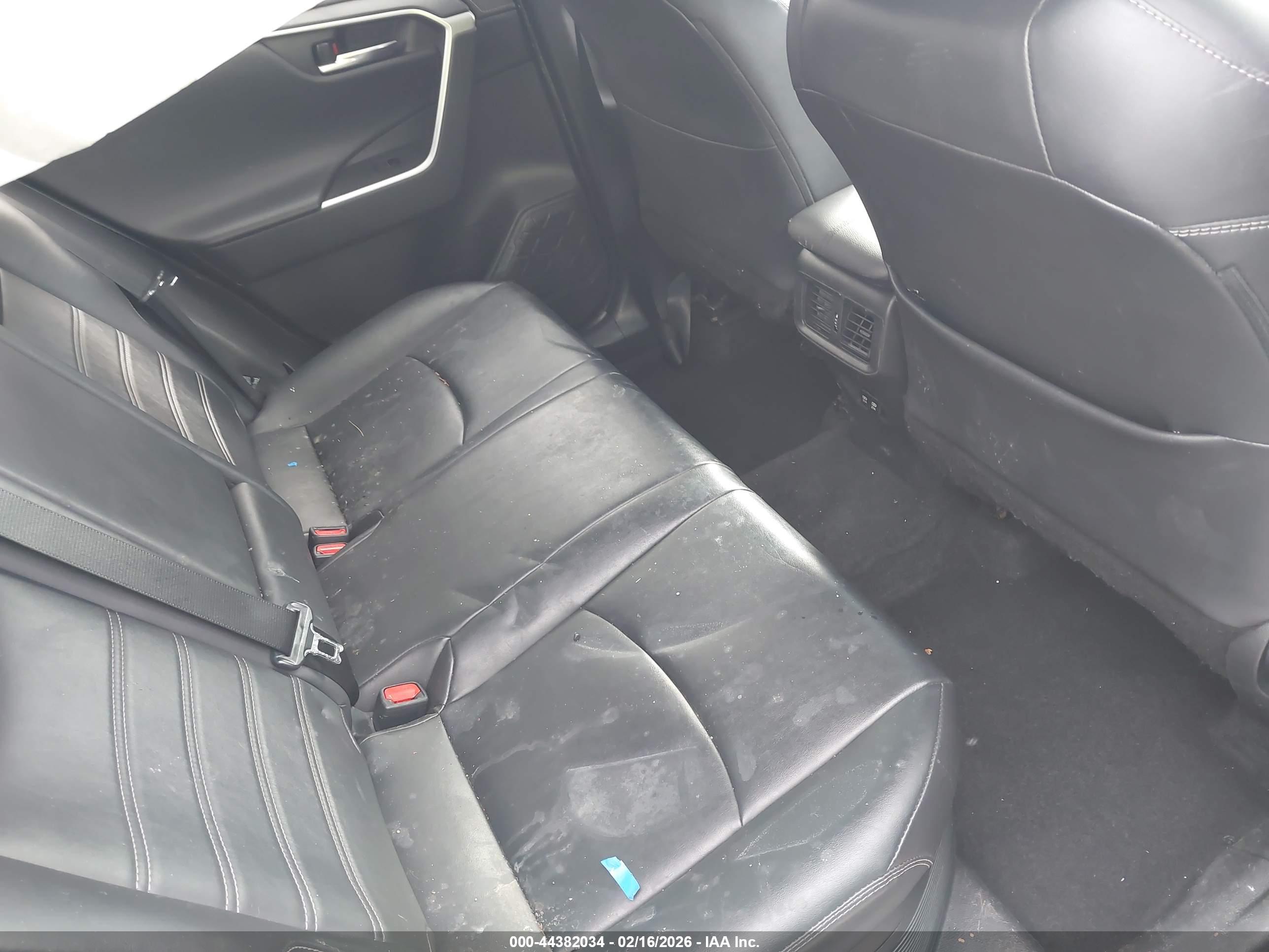 TOYOTA RAV4 image 8