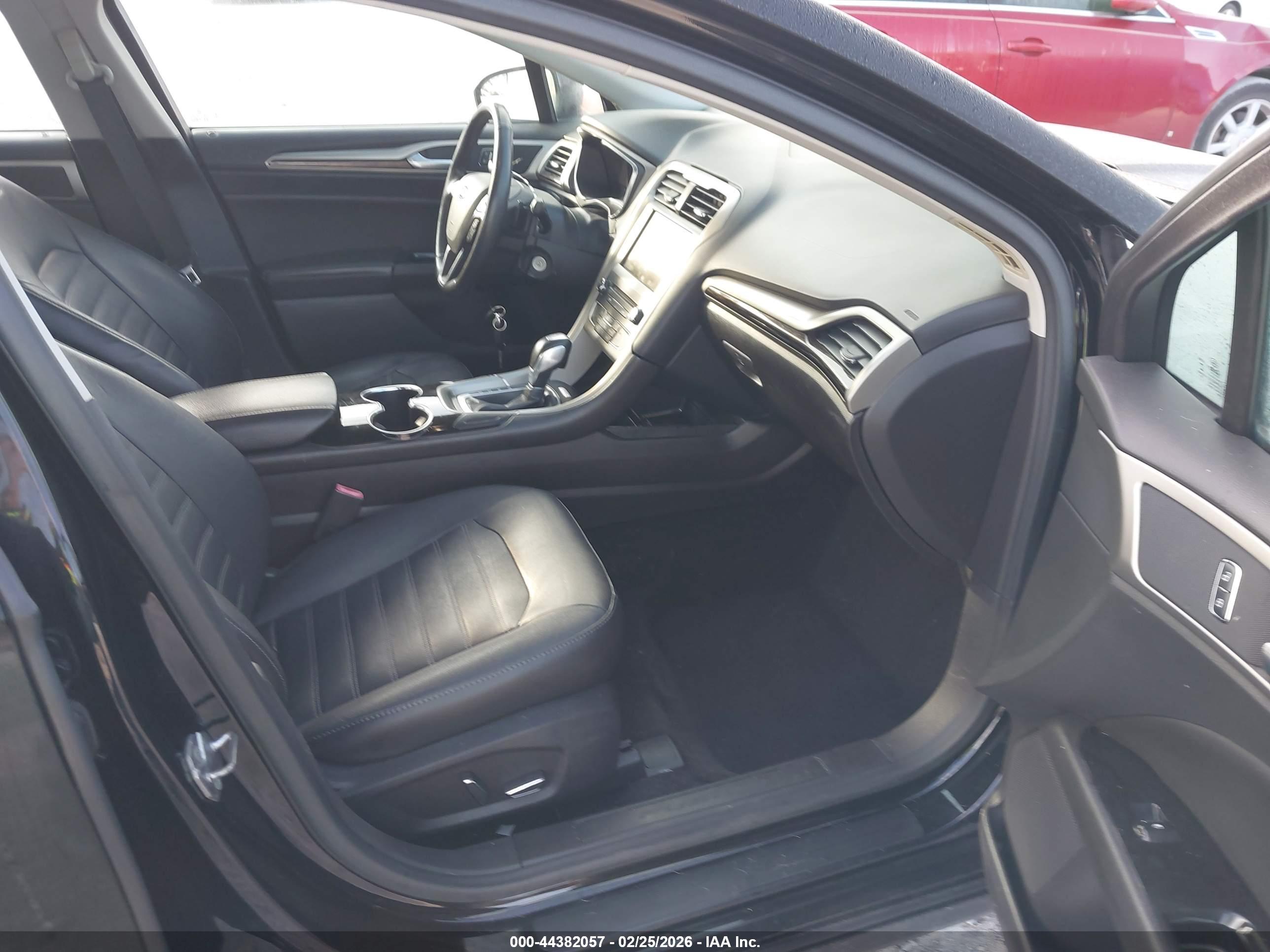 FORD FUSION image 5