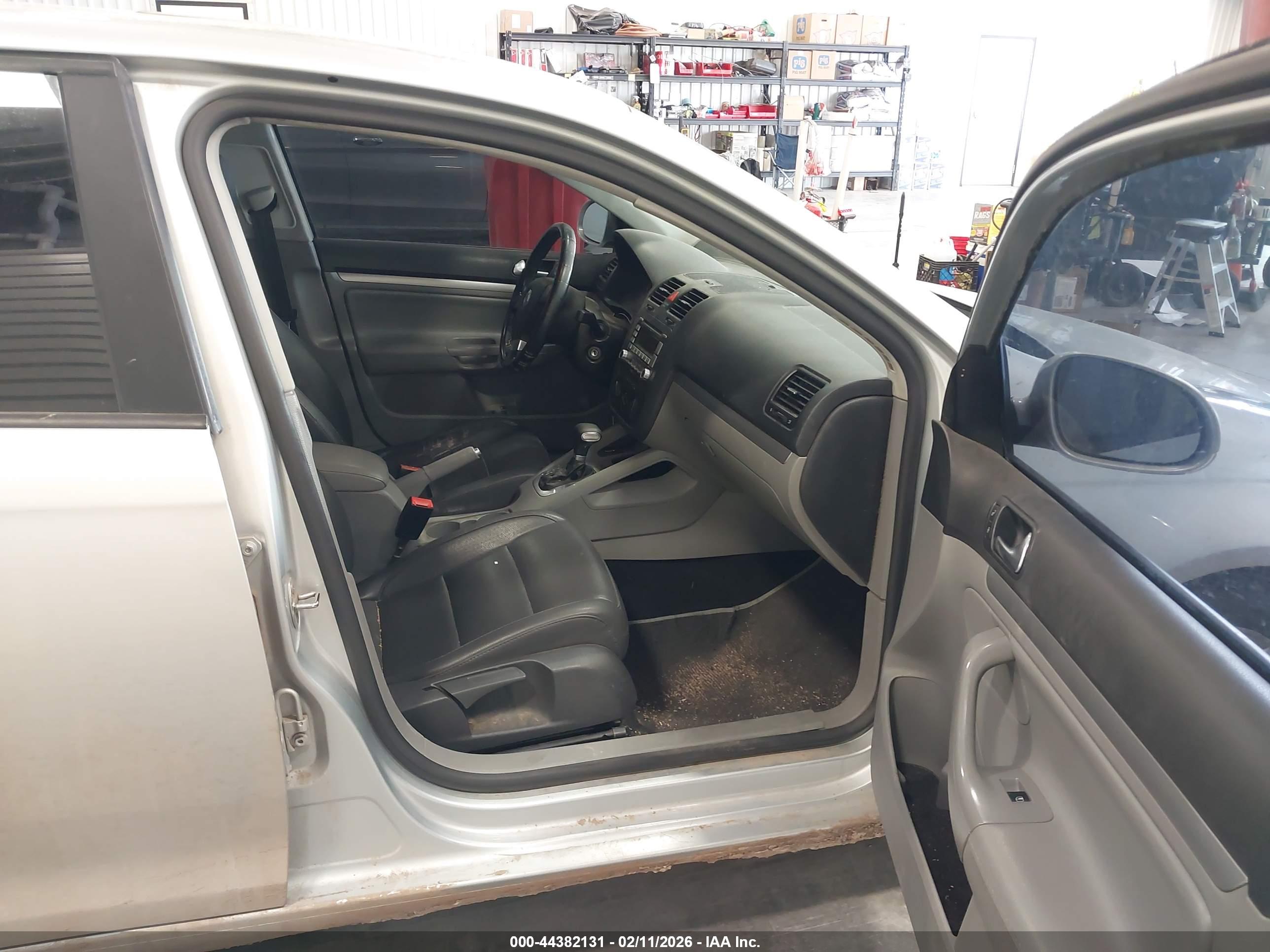VOLKSWAGEN JETTA image 5