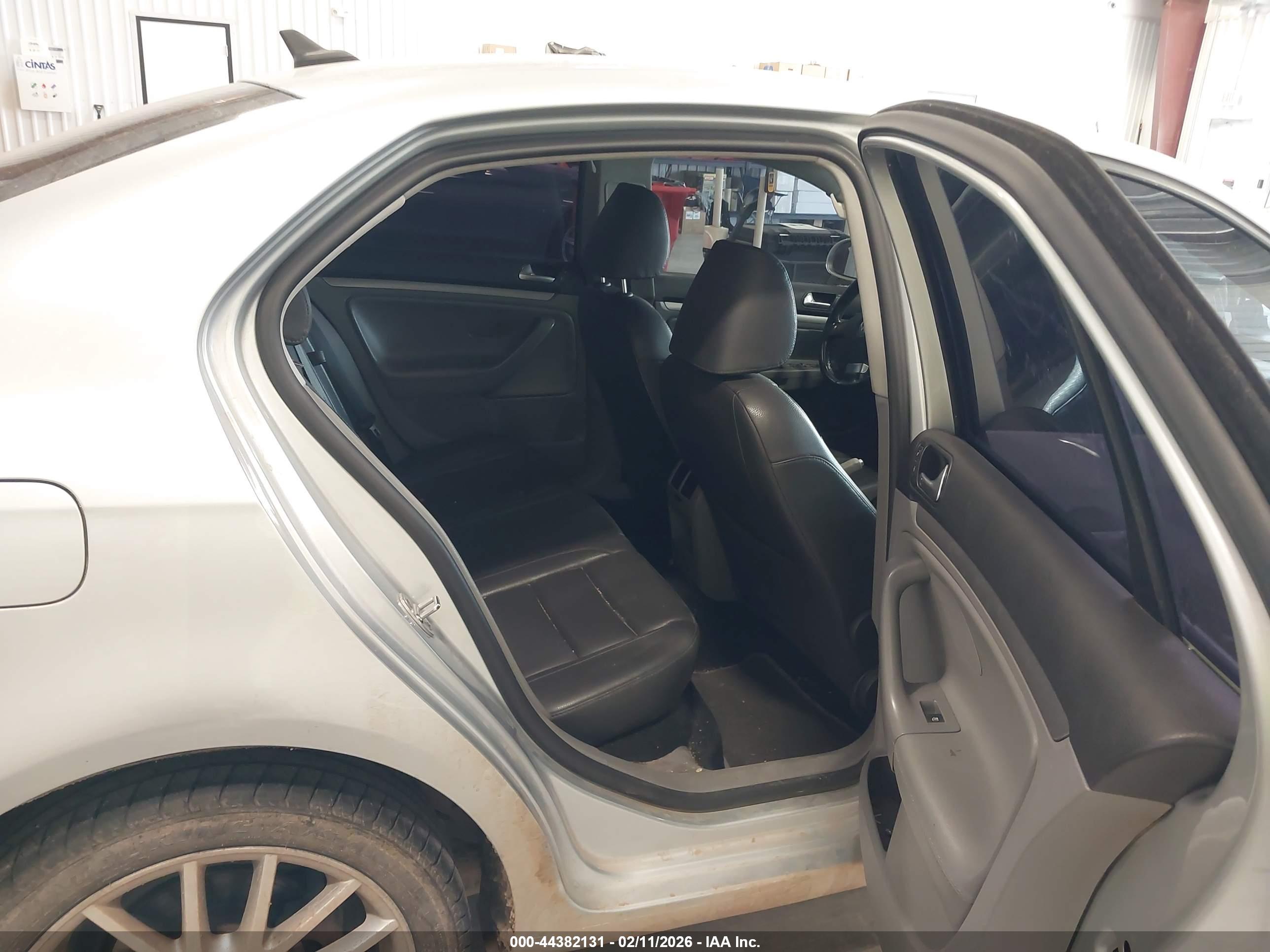 VOLKSWAGEN JETTA image 8