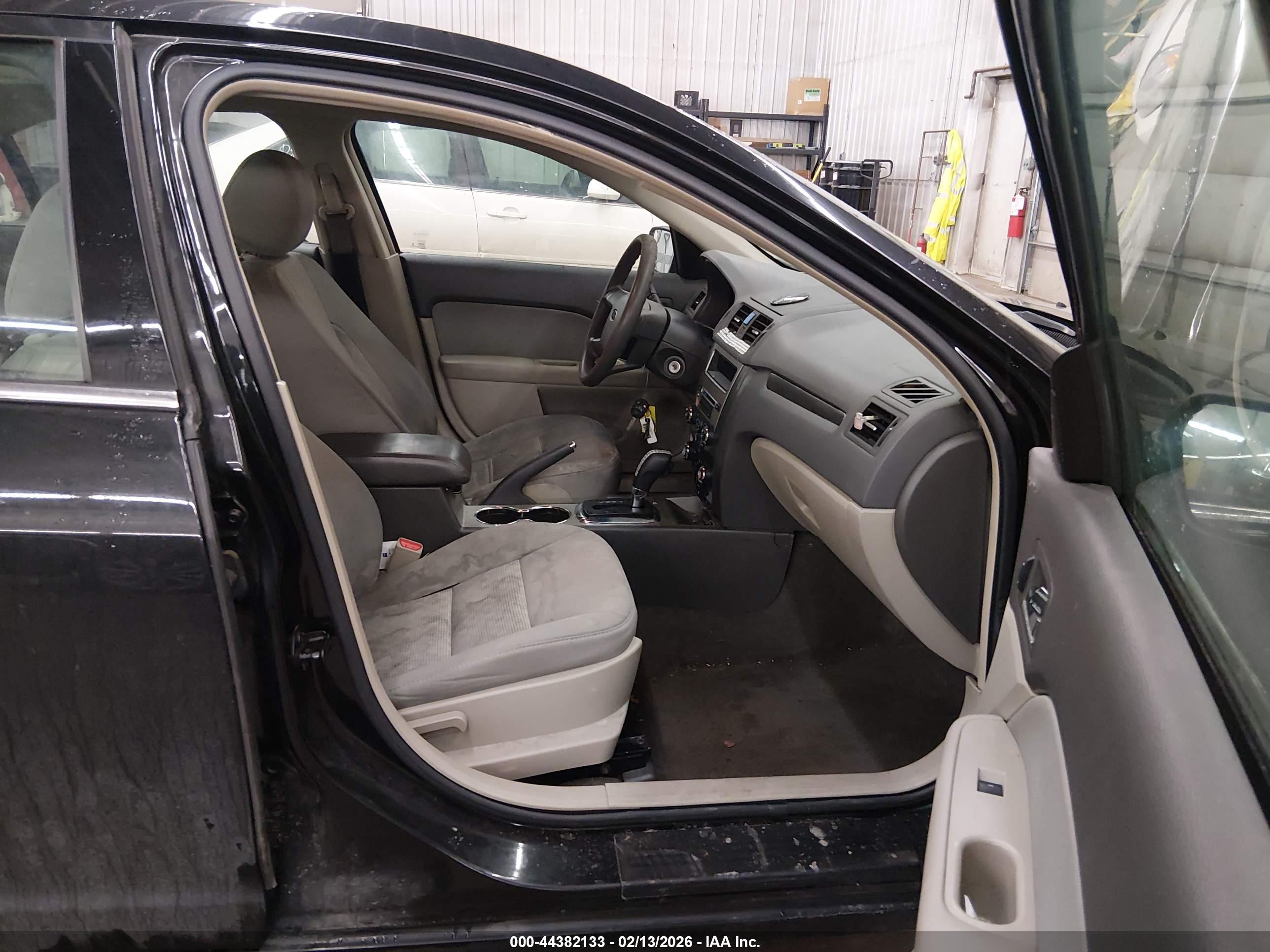 FORD FUSION image 5