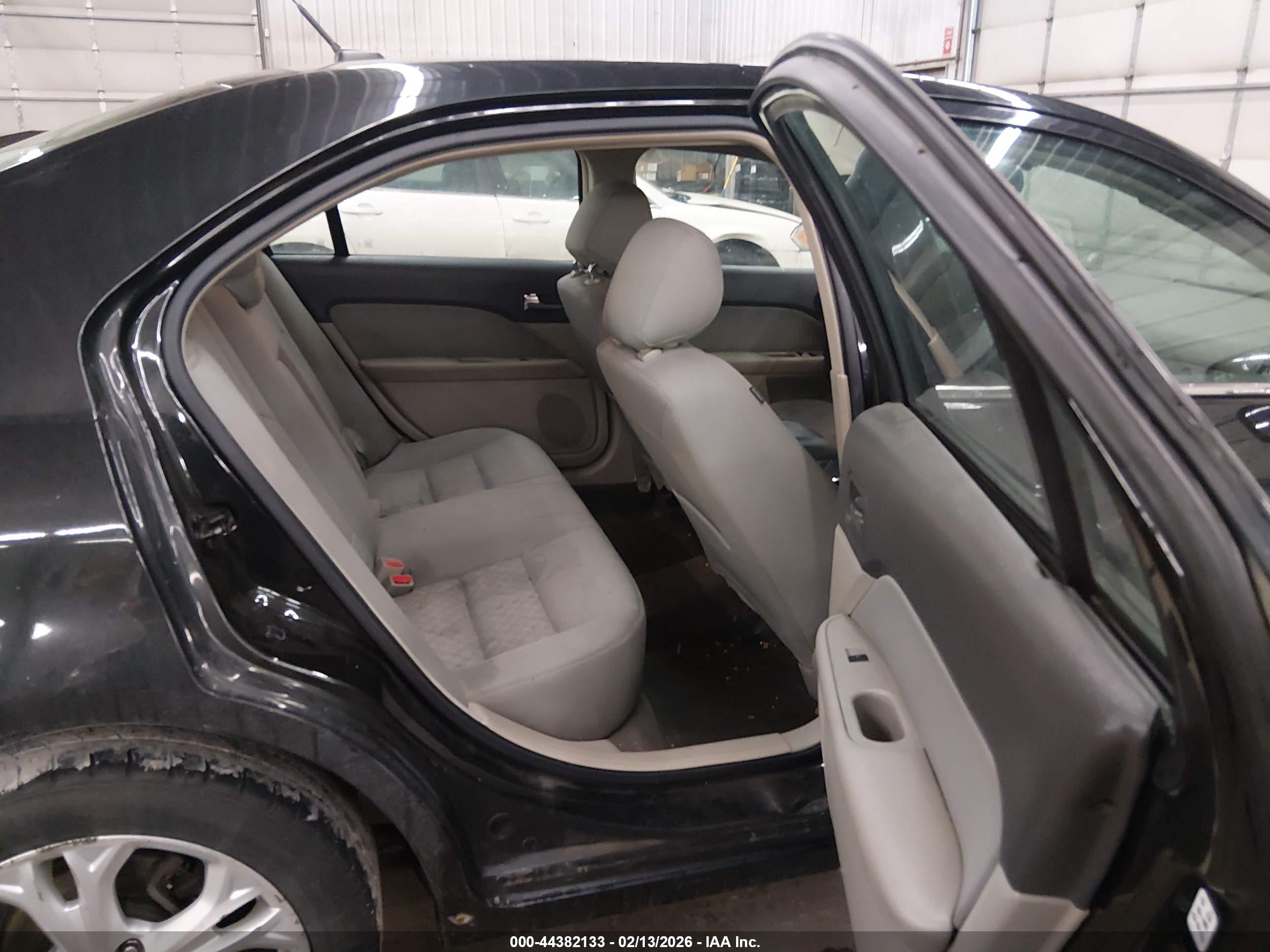 FORD FUSION image 8