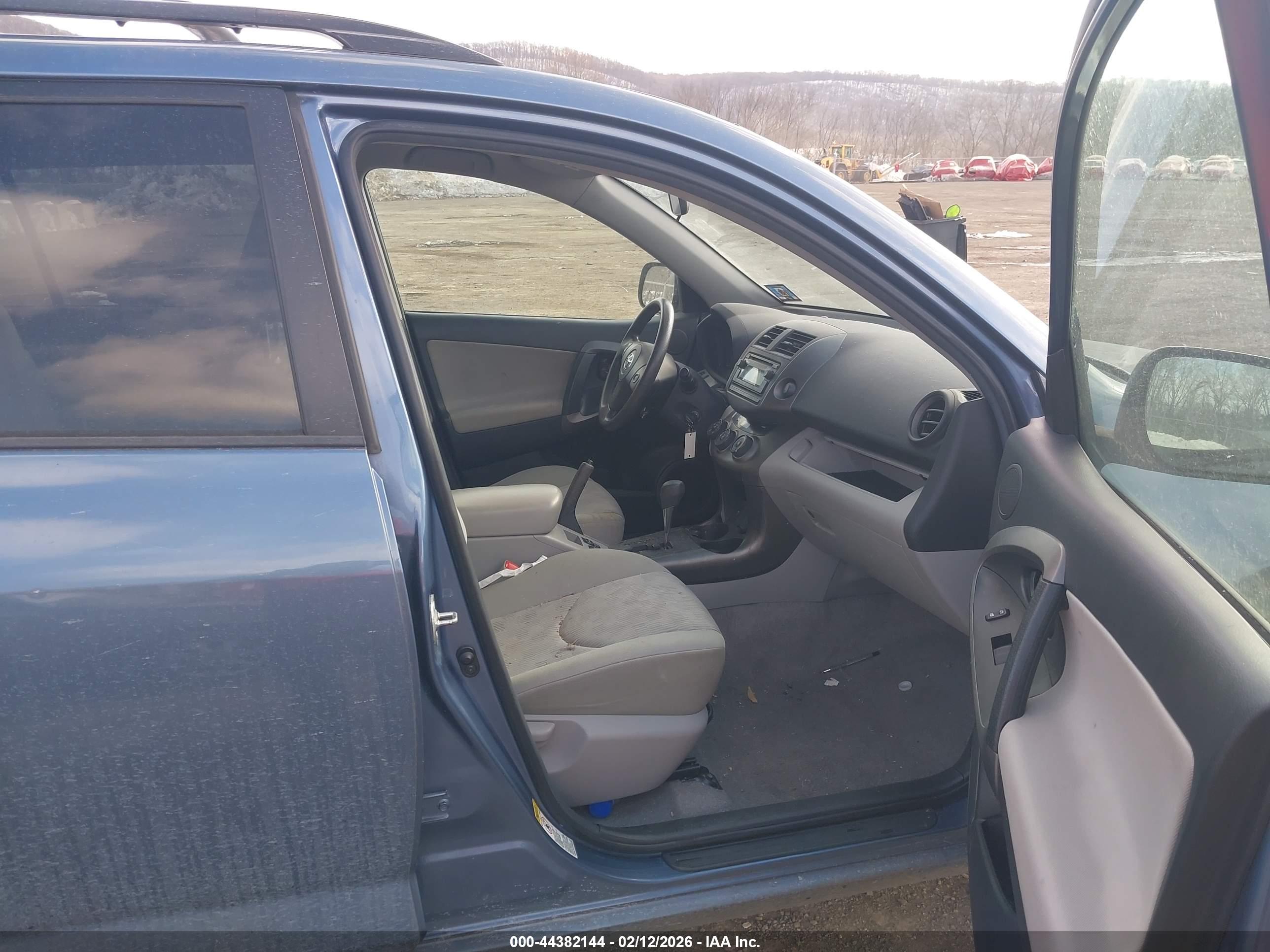 TOYOTA RAV4 image 5