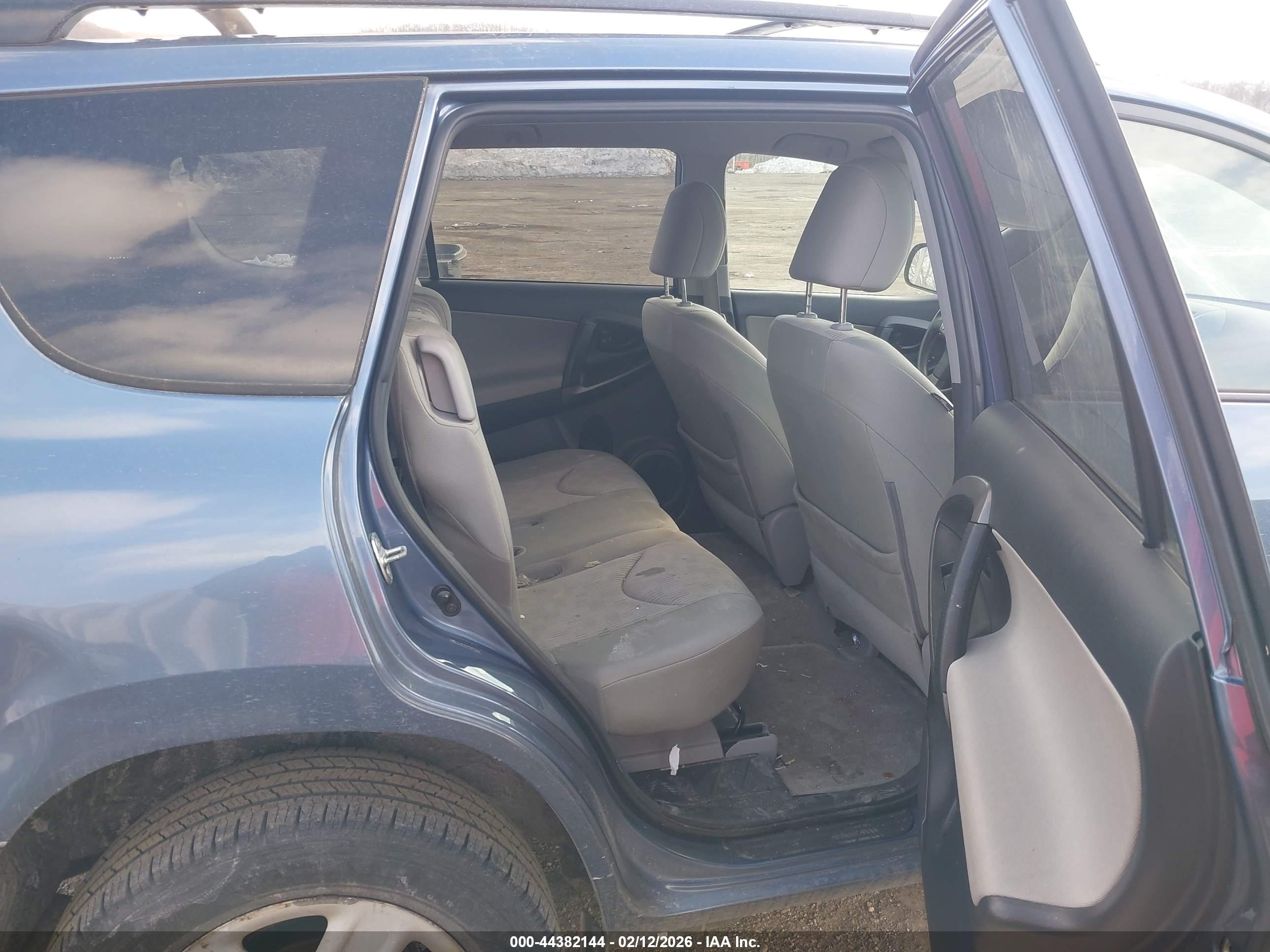 TOYOTA RAV4 image 8