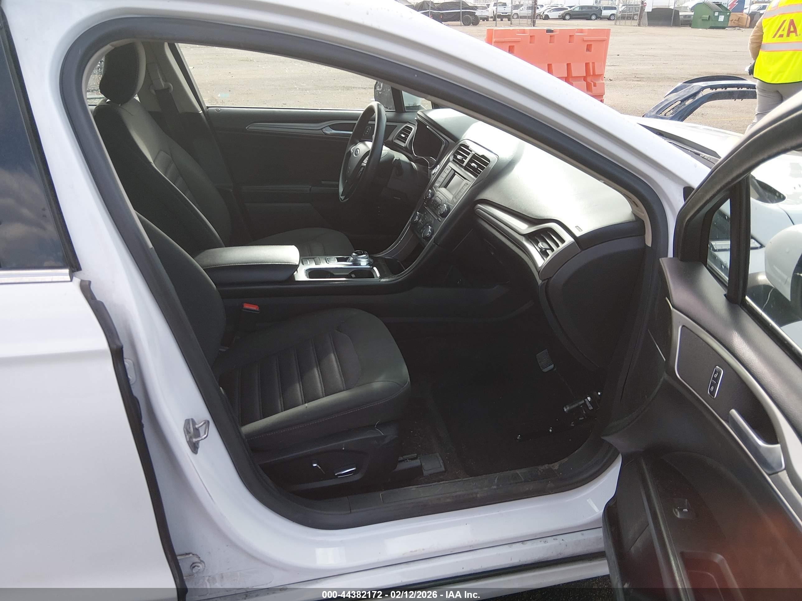 FORD FUSION image 5